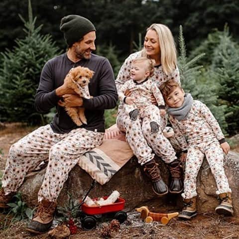 HGTVさんのインスタグラム写真 - (HGTVInstagram)「Wondering how you can make the holidays at home feel extra ✨special✨ this year? Start by taking part in the festive tradition of wearing matching pajamas! 🎄👨‍👩‍👧‍👦⁠ ⁠ Whether you're shopping for the whole family or just the kids, we rounded up our favorite places to find cute prints in multiple sizes. Shop our top picks while they're still in stock at the link in our profile. 🛍🔝⁠ ⁠ #shopping #pajamas #family #holidays #christmastradition」11月6日 0時02分 - hgtv