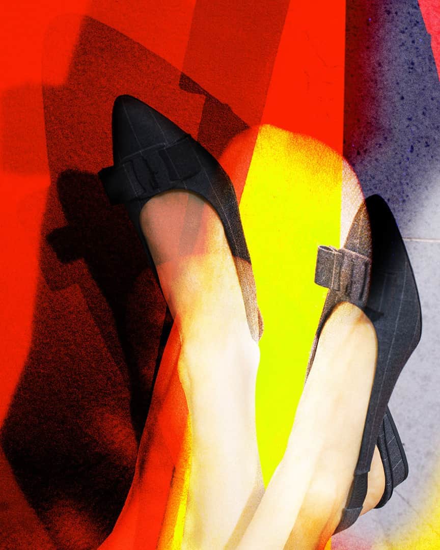 サルヴァトーレ・フェラガモのインスタグラム：「Fall head over heels in love with the new Viva Bow slingbacks, presented in an intensely rendered visual narrative and shot through with a pinstripe inspired by the men’s tailoring of the #FerragamoAW20 runway collection.」