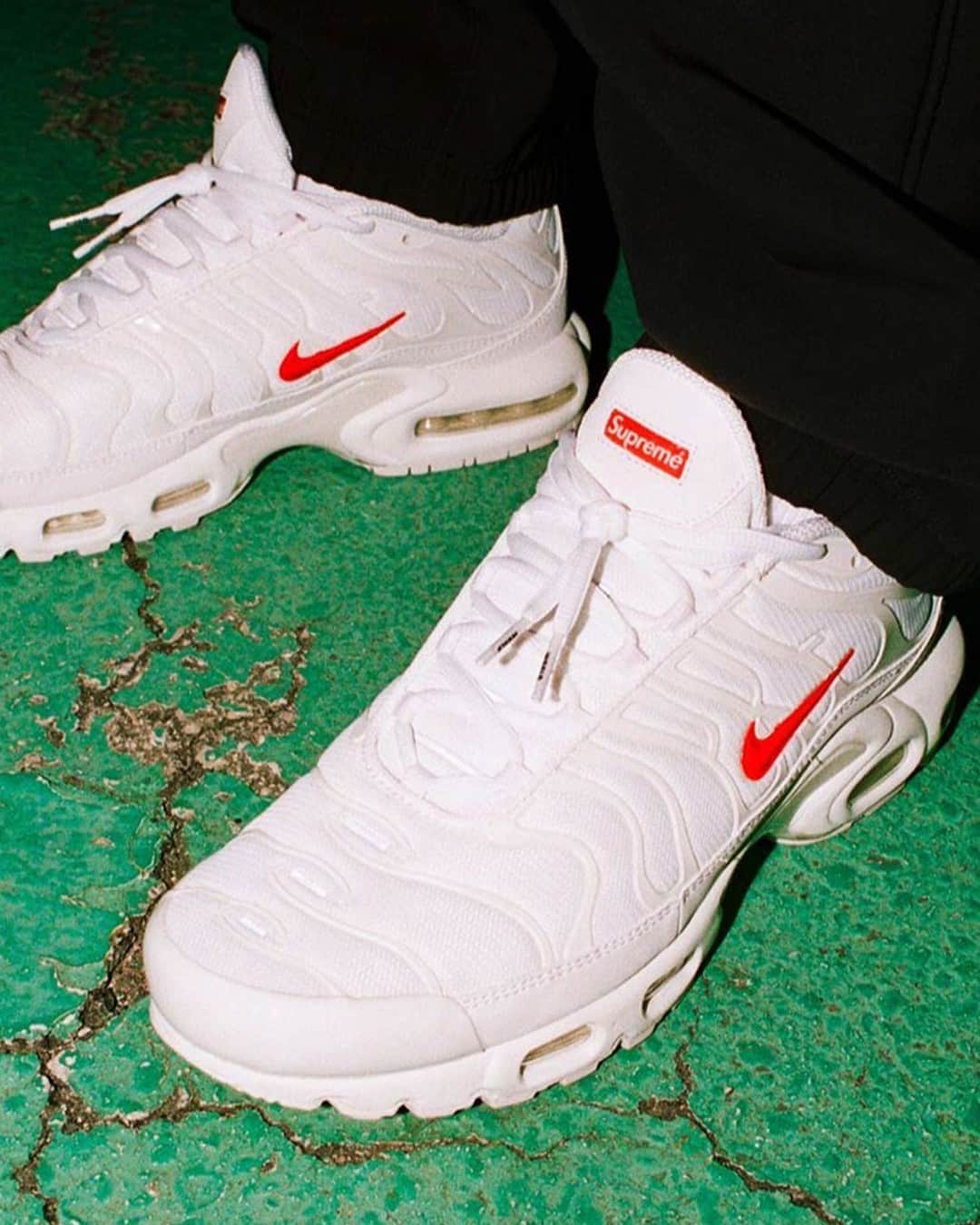 HYPEBEASTさんのインスタグラム写真 - (HYPEBEASTInstagram)「@hypebeastkicks: Set your alarms for the release of the @supremenewyork and @nike’s third take on the Air Max Plus on November 5 at 11am EST. The classic runner is dressed almost entirely in white with signature plastic overlays repurposed to read “Supreme” in a flowing font. Pops of red appear on the small midfoot Swoosh and jeweled Supreme box logo tongue badge, with a classic yellow TN hit gracing the heel. Priced at $180 USD, the shoe will also release in Japan a day later on November 6.⁠ Photo: Supreme」11月6日 0時10分 - hypebeast