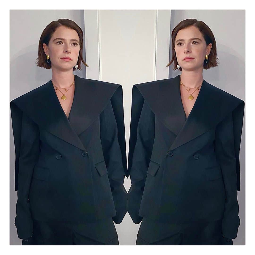 JO BAKERのインスタグラム：「J E S S I E • B U C K L E Y 🇮🇪  Modern tomboy vibes.... my fav Irish chick #jessiebuckley wearing @jw_anderson for @thegrahamnortonshowofficial last week.  Just thought I would mix up the feed while we wait for these votes to be counted!!!!! #democracy in action!  Bring it on home #america #🇺🇸 give us what we need to heal and come together !! #🤞🏻  Style @rosefordestudio  Hair @earlsimms2  Makeup and photo by me #jobakermakeupartist using #cats #noses for #color #colour #inspiration!! See next post....」