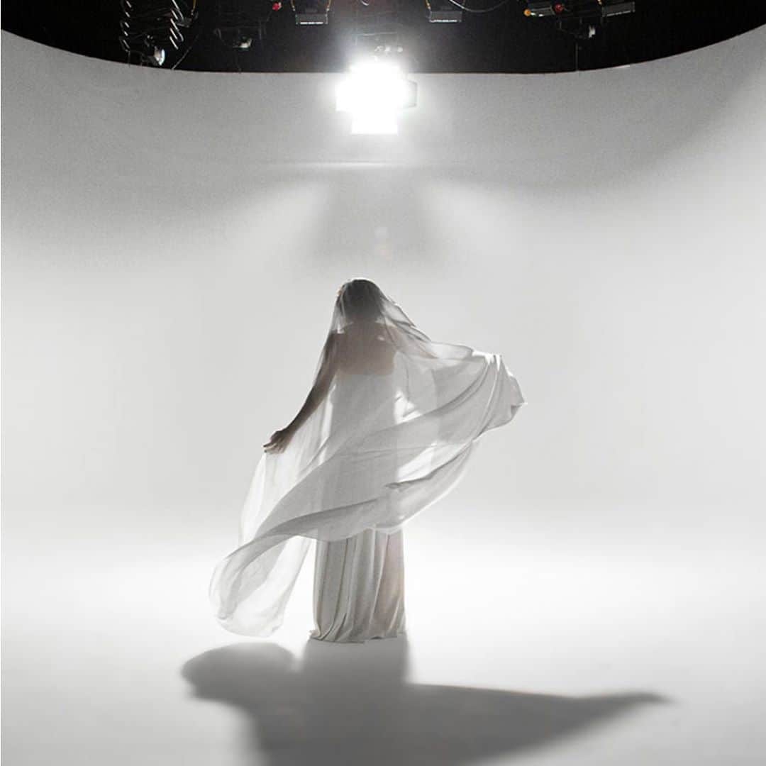 ステファンローランさんのインスタグラム写真 - (ステファンローランInstagram)「White kaftan as a veil floating. #hautecouture #paris #fashionweek」11月6日 0時05分 - stephanerolland_paris