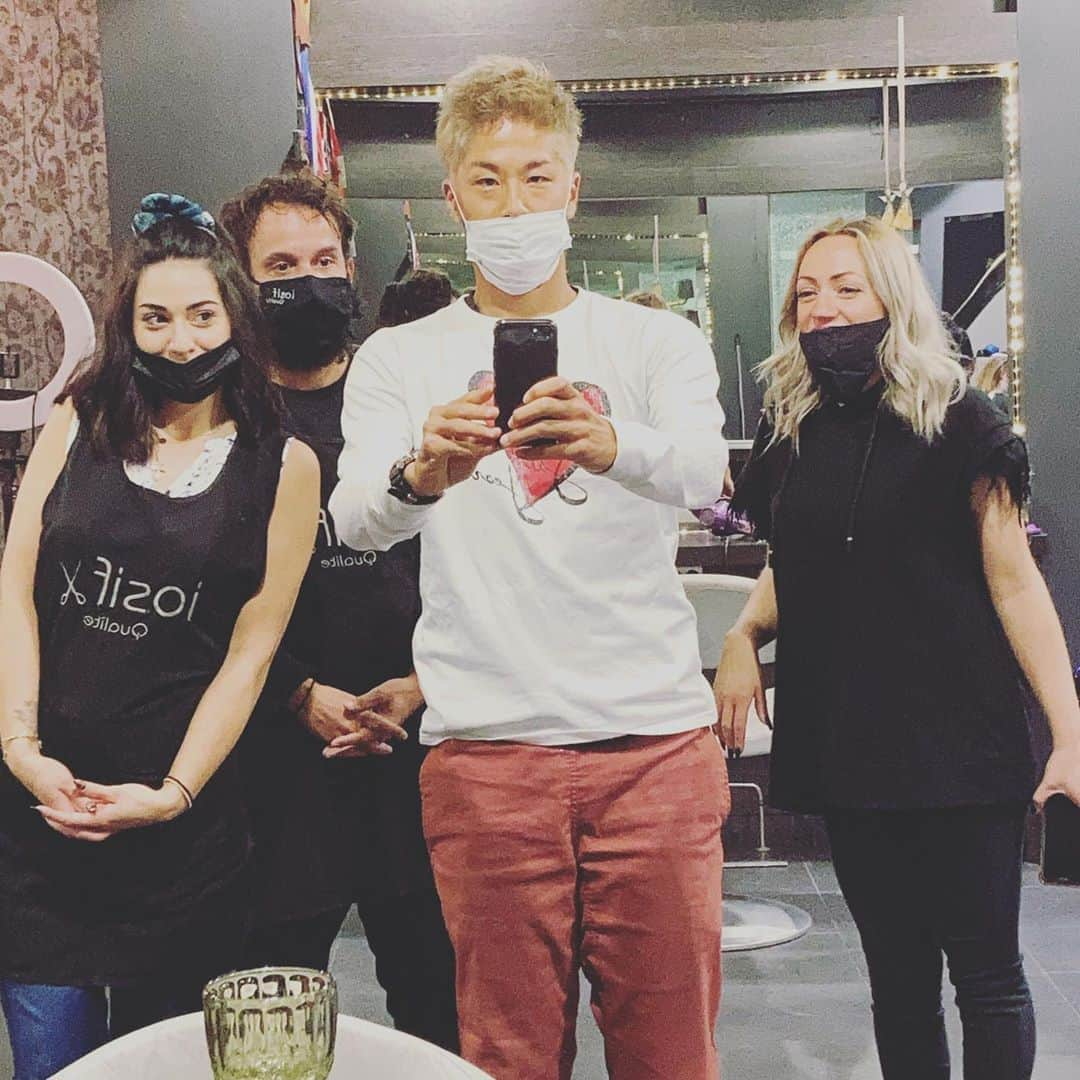 森本貴幸さんのインスタグラム写真 - (森本貴幸Instagram)「Thank you for cutting my hair! #greece#kozani#hairsalon @iosif.lazaridis  遠征先で必ず現地の床屋に行く田嶋さんを見習って髪切って来ました。 #ギリシャ#コザニ#美容院#ロックダウン#現地の美容院#全ては人間性#ギリシャ語#田嶋幸三　さん」11月6日 0時05分 - morimototakayuki9