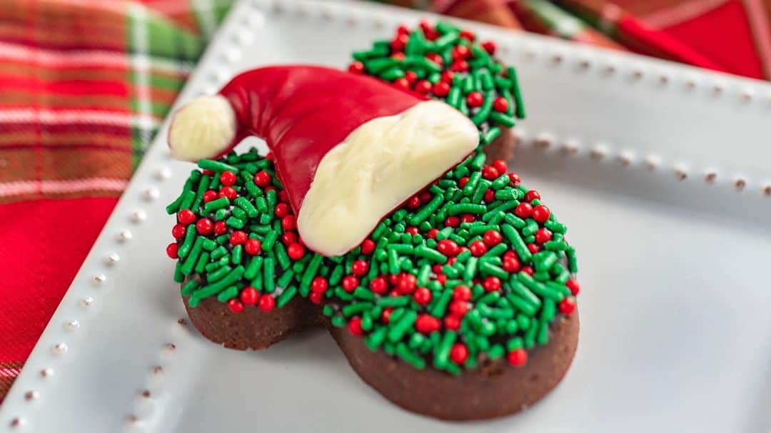 Walt Disney Worldのインスタグラム：「It's here! Check out this year's Foodie Guide to the 2020 Taste of EPCOT International Festival of the Holidays at Walt Disney World Resort. See more on @DisneyParksBlog #DisneyMagicMoments✨」