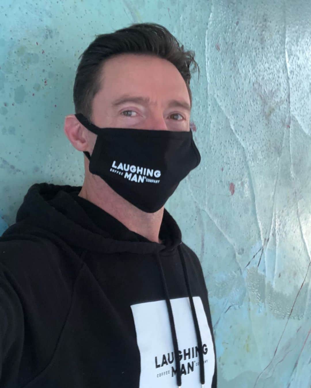 ヒュー・ジャックマンのインスタグラム：「Thursday - in mask fashion. #maskup #please」