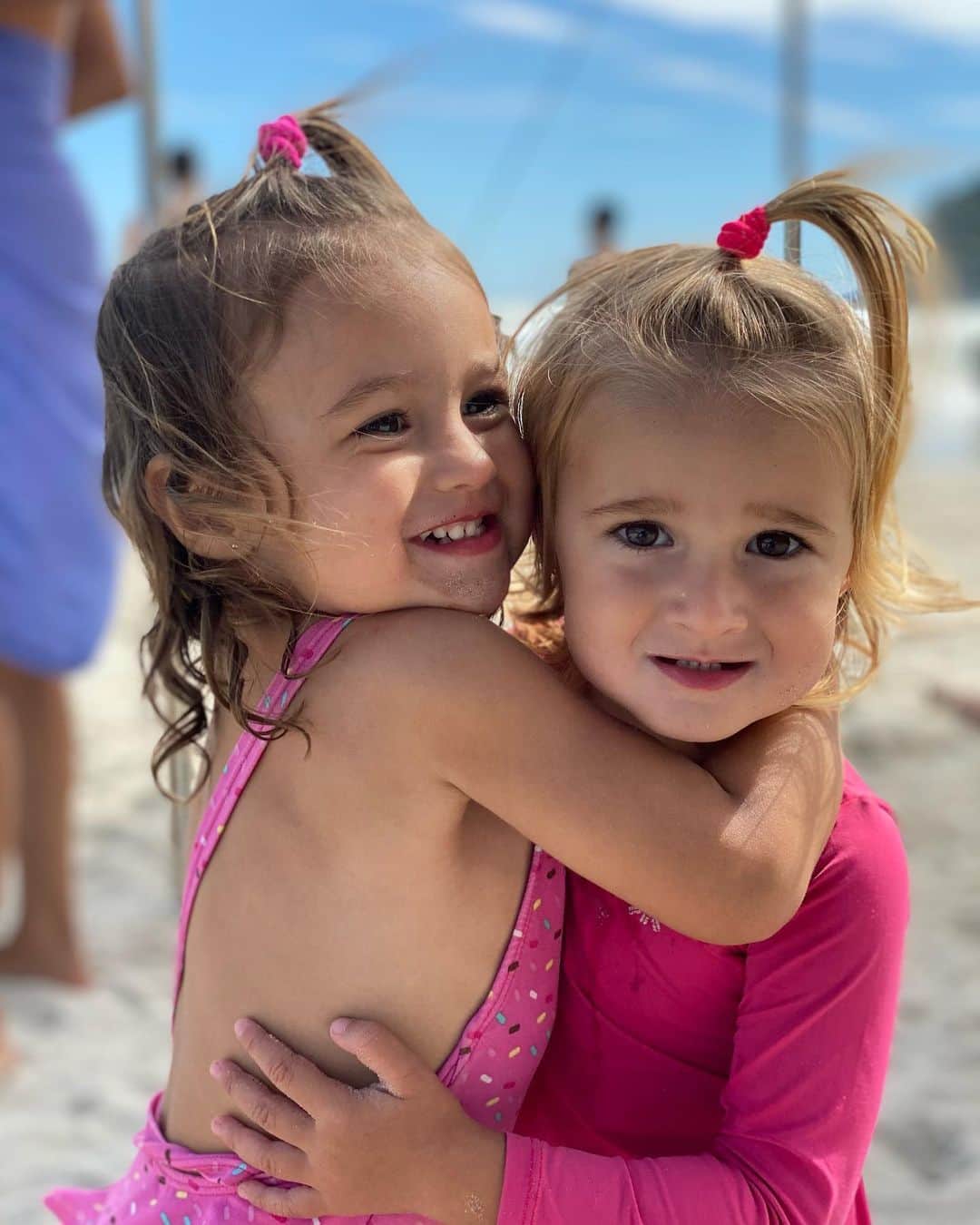シェイラ・カストロのインスタグラム：「2 anos dos amores da minha vida! Ninna e Liz, sejam sempre felizes. Mamãe não vai falar muito aqui, pq não conseguiria escrever tudo que sinto! Vcs são luz na minha vida! Amo vcs!!! #albumdalizeninna #2anos #amoresdaminhavida #gemeas #umaloirinhaeumamoreninha #aniversario #birthday」