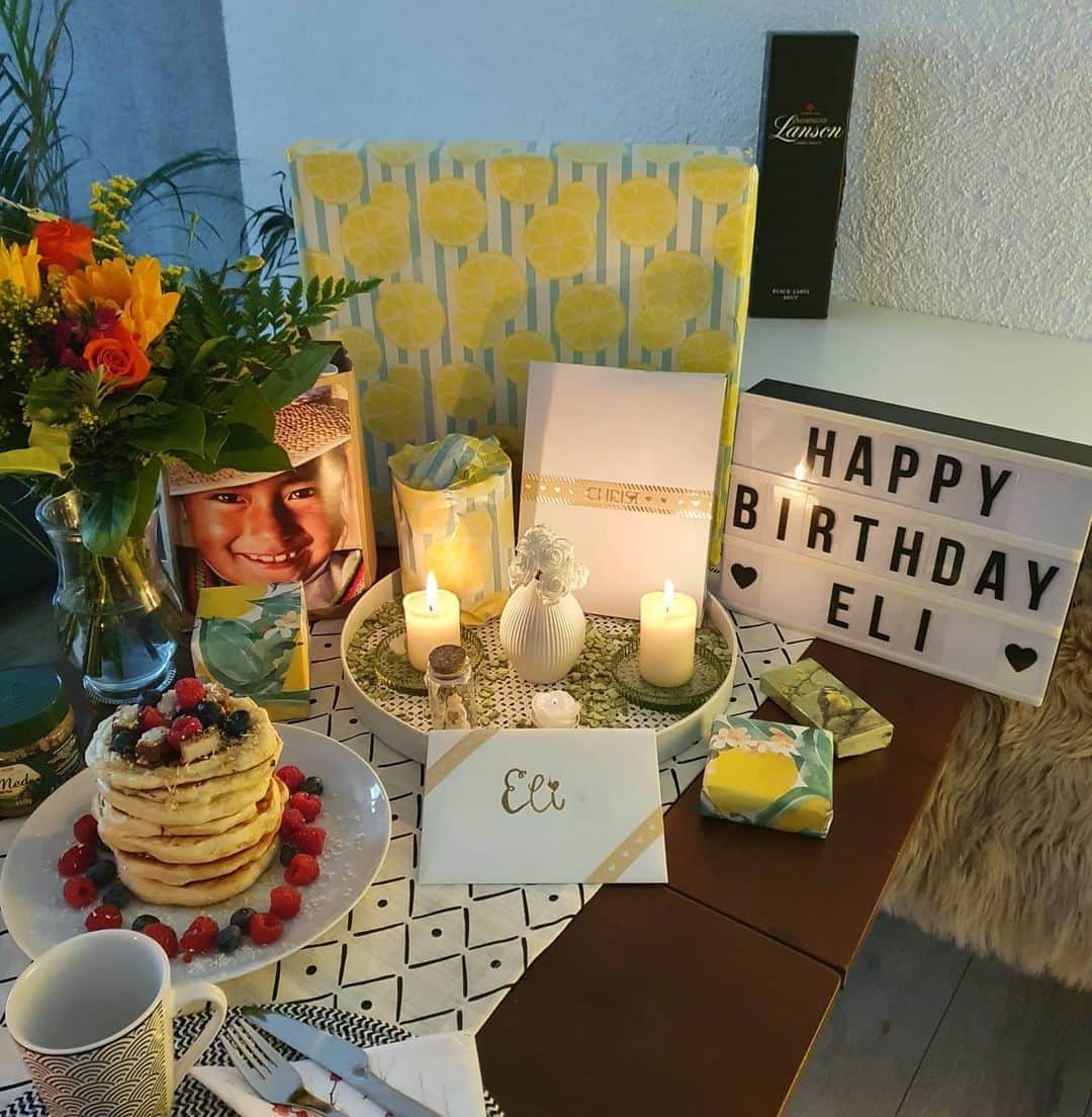 のインスタグラム：「Danke für eure zahlreichen Glückwünsche zu meinem gestrigen Geburtstag 🥳🎂! Ich hatte einen wundervollen Tag mit meinem Liebsten @nils_hydn und habe abends meine Mama und meinen Bruder gesehen 😍.  Eine Feier bleibt in der aktuellen Situation natürlich aus🥴.   #27 #perfectday #love #boyfriend #birthday #thankful  #happiness 🥳」