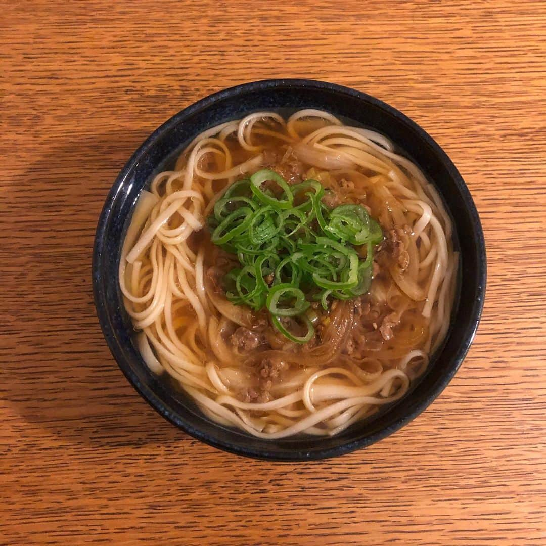 鎌田紫央のインスタグラム：「#おうちご飯 お肉たっぷり五島うどん〜 無限替え玉できちゃう🍲」