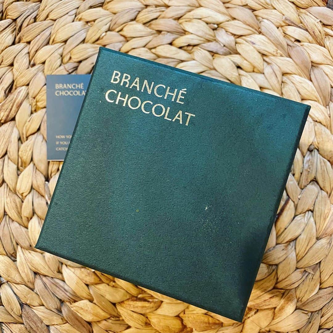夏焼雅さんのインスタグラム写真 - (夏焼雅Instagram)「@branche_chocolat 様から頂きました♡﻿ ありがとうございます☺️﻿ ﻿ 【抹茶のカレ・オ・ショコラ】のBoxが見た目もオシャレですし、自分へのご褒美や、感謝を表す日、手土産などとしても喜んでもらえると思います🟩✨﻿ ﻿ お味はとっても濃厚で一口目の美味しさに驚かされました😳🍵♡﻿ ﻿ Detailに記載されている事なんだけど、少しの温度変化で味わいが変わっていく。﻿ 本当に変化していくから、食べてるのがすごく楽しかった🍴✨﻿ ゆ〜っくりお茶しながら色んな味わいを楽しめるので、女子会にもぴったりです🟩♡﻿ ﻿ ちなみに…。﻿ こちらの商品には香り付けに度数の高いアルコール（梅酒）が含まれているそうなので、小さなお子様、妊娠・授乳中の方、アルコールに過敏な方は控えて下さい。との記載がありました。💁🏼‍♀️﻿ ﻿  ﻿ #ブランシェショコラ ﻿ #カレチョコ ﻿ #スイーツ ﻿ #抹茶スイーツ ﻿ #大人スイーツ﻿」11月6日 0時17分 - miyaaa0825