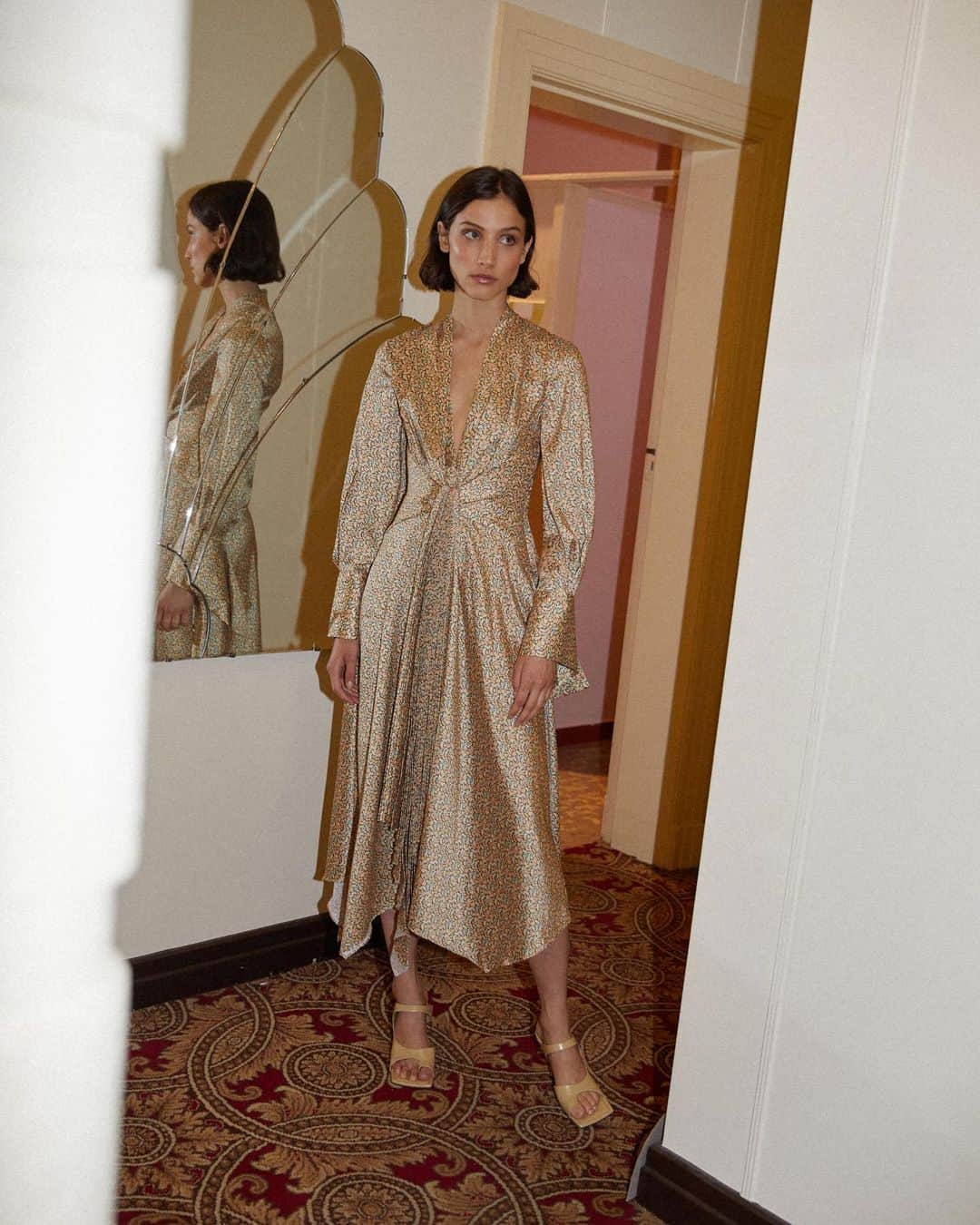 Saks Fifth Avenueのインスタグラム：「Making this the new gold standard from @aclerwoman. #SaksStyle」