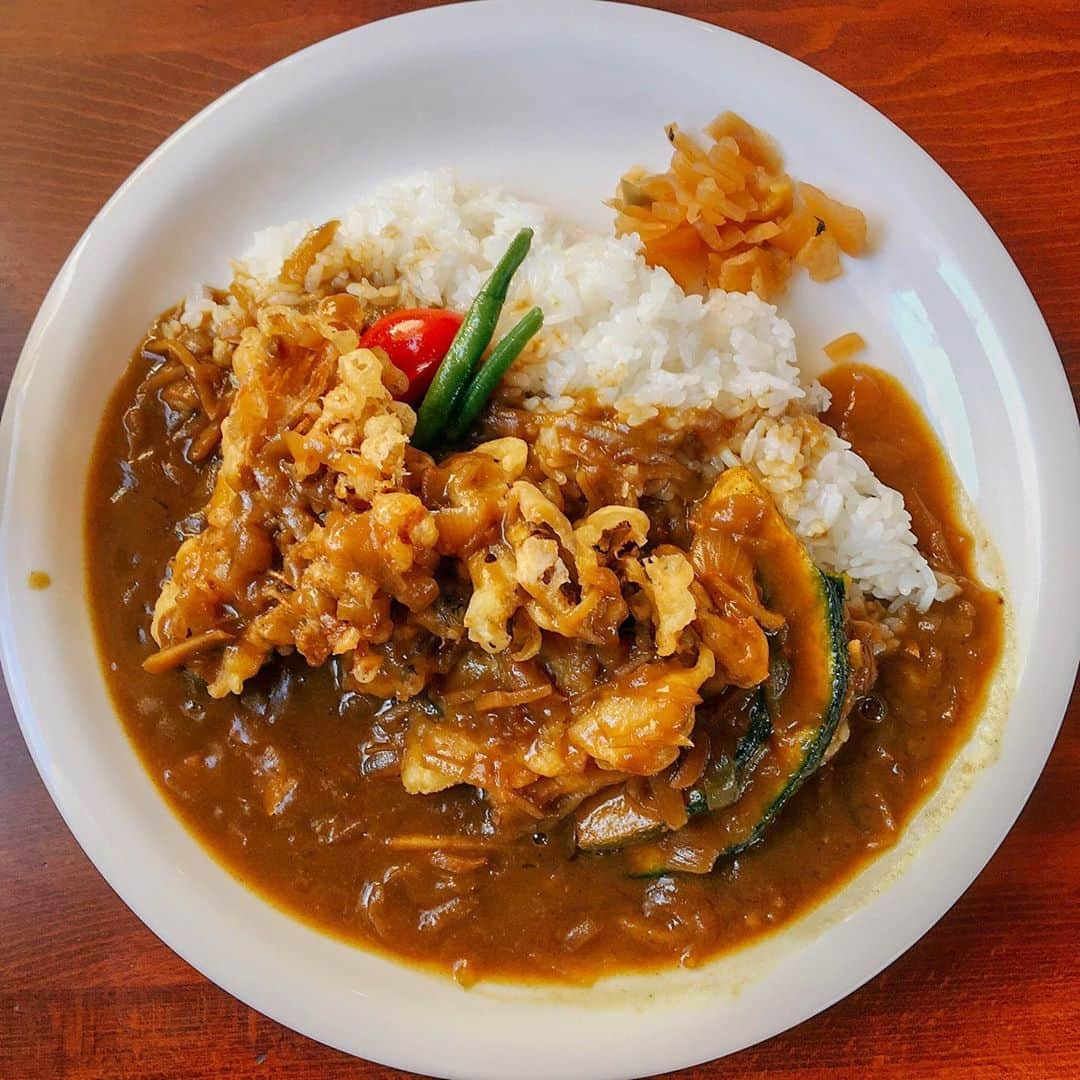 森谷佳奈のインスタグラム：「喫茶 風(米子市) 生姜カレー 愛してやまない激ウマカレー🍛 11月からはキノコカレーが毎年出てくるんですよ🍄 舞茸、えのき、エリンギの唐揚げがどどーんとトッピングされててキノコ三昧👏👏  しょうがカレーは日光生姜のすりおろしと、千切りが入っててガツンとスパイシー。だけど、おうちカレーみたいにトロトロで旨味たっぷり😘  マスターのギャグも炸裂で 実家に帰って食べてる間満載🙆‍♂️ これからの時期心の体もポカポカしてオススメです。  #米子ランチ #米子カレー #しょうがカレー」