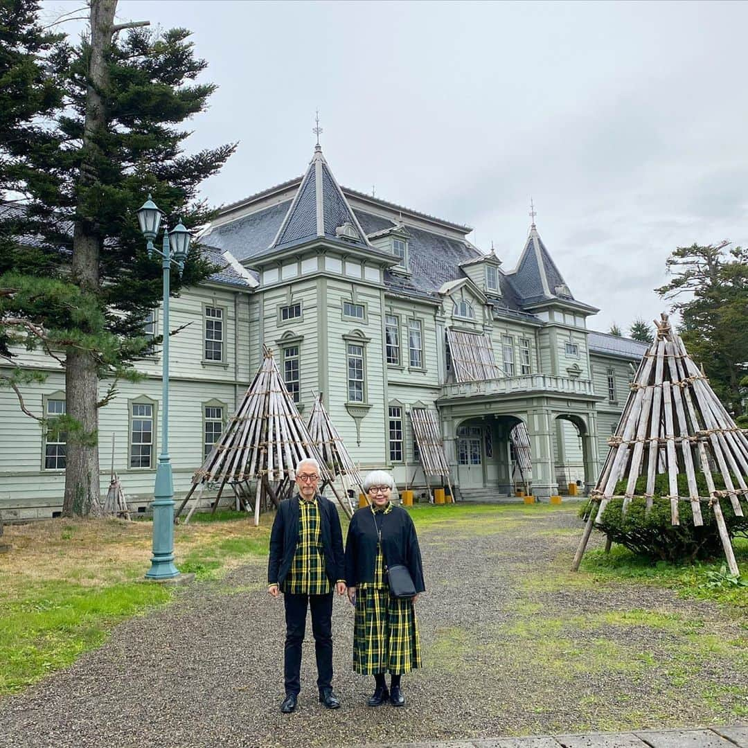 bon ponさんのインスタグラム写真 - (bon ponInstagram)「旧米沢高等工業学校へ。 米沢高等工業学校は、1910年(明治43)3月に開設された全国7番目の高等工業学校で、1944年(昭和19)4月に米沢工業専門学校と改称され、さらに1949年(昭和24)5月の学制改革によって山形大学工学部に改組されました。 旧米沢高等工業学校本館は、1973年(昭和48)6月、国の重要文化財に指定され、現在は資料館として公開されています。建物はルネッサンス様式を基調とする木造2階建で、北面の正面玄関から両翼94メートルに及ぶ大規模なもの。明治後半に建設された一連の高等工業高校の遺構として、学校建築史上でも貴重なものです。 ＊ 旅の最後は「米沢市上杉博物館」へ行きました。 館内には、数千に及ぶ上杉氏ゆかりの貴重な品々や国宝が収蔵されています。展示室は｢常設展示室｣と｢企画展示室｣に分かれていて、常設展示室では上杉の歴史と文化を中心とした｢江戸時代の置賜・米沢｣を主軸に構成されています。企画展示室では、置賜の歴史、上杉文化など歴史や美術に関する企画展や、郷土ゆかりの作家や作品を取上げた展示を行います。 ＊ お土産にいただいた、お菓子とお酒 ＊ 天気予報はあいにくの雨でしたが、散策中は雨に降られることもなく、とても充実した楽しい一日を過ごすことができました。 初めて訪れた米沢は、出会う人皆が温かく、友好的に迎えていただいて、とてもありがたく嬉しかったです。上杉鷹山の誠実な人柄や精神が、今も米沢の人々の中に受け継がれているのだなぁと思いました。 ＊ 「旅ごろ東北」には、魅力的な旅のプランが沢山あります。今度は他のプランにも参加してみたいなと思いました😊😊 ・ ・ #旅ごろ東北 #PR #山形県米沢市 #米沢 #旧米沢高等工業学校 #上杉博物館 #夫婦 #60代 #ファッション #コーディネート #リンクコーデ #夫婦コーデ #グレイヘア #白髪 #共白髪 #couple #over60 #fashion #coordinate #instafashion #instagramjapan #greyhair #grayhair #bonpon #bonpon511」11月6日 0時21分 - bonpon511