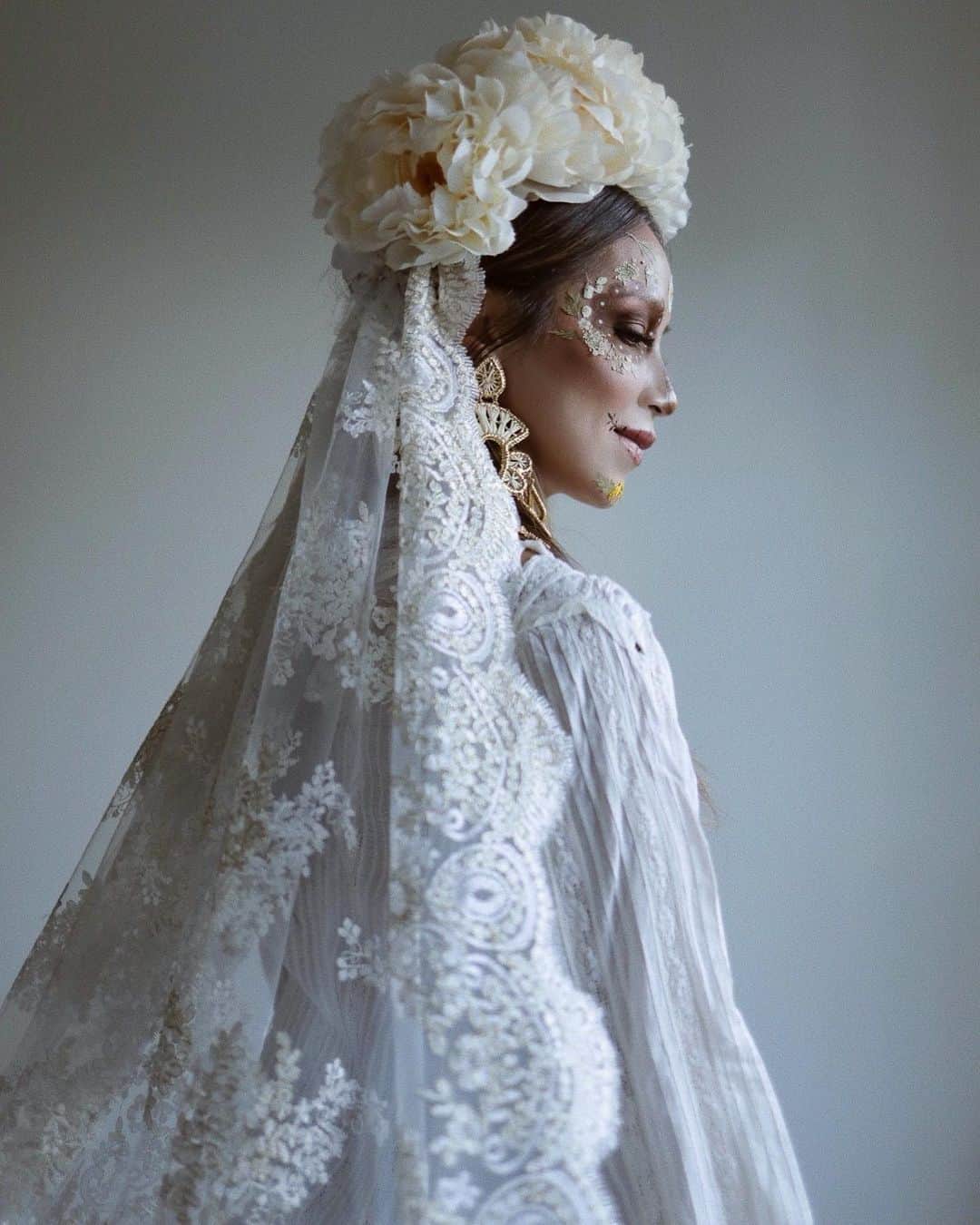 ジュリー・サリニャーナのインスタグラム：「A little ethereal #DDLM bride series. 👰🏽 💀🕊   Makeup & crown/veil: my sister @lilylove213  Photos: mon amour @kevinberruuu」