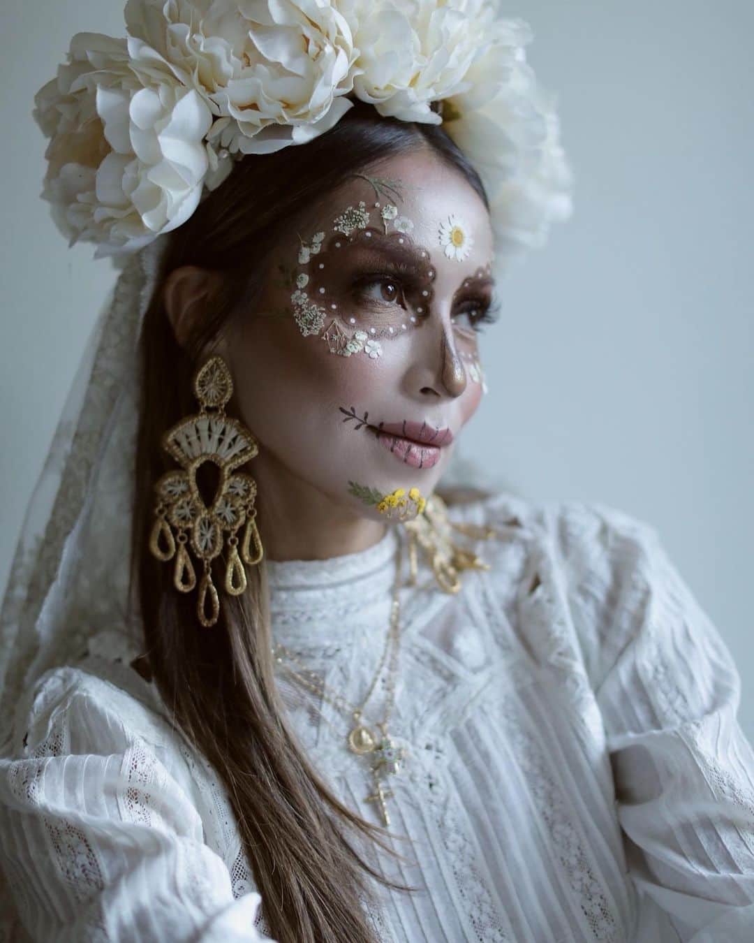 ジュリー・サリニャーナさんのインスタグラム写真 - (ジュリー・サリニャーナInstagram)「A little ethereal #DDLM bride series. 👰🏽 💀🕊   Makeup & crown/veil: my sister @lilylove213  Photos: mon amour @kevinberruuu」11月6日 0時24分 - sincerelyjules