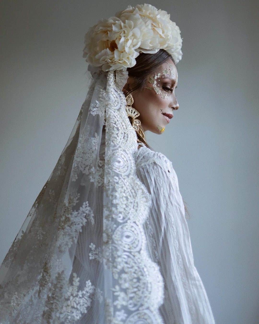 ジュリー・サリニャーナさんのインスタグラム写真 - (ジュリー・サリニャーナInstagram)「A little ethereal #DDLM bride series. 👰🏽 💀🕊   Makeup & crown/veil: my sister @lilylove213  Photos: mon amour @kevinberruuu」11月6日 0時24分 - sincerelyjules