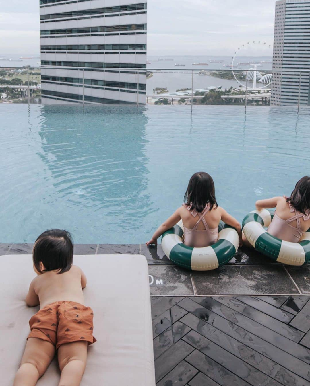 MOMOツインズさんのインスタグラム写真 - (MOMOツインズInstagram)「Holding on to one another always ❤️  A splashing good time at @andazsingapore #staycation」11月6日 0時24分 - leialauren