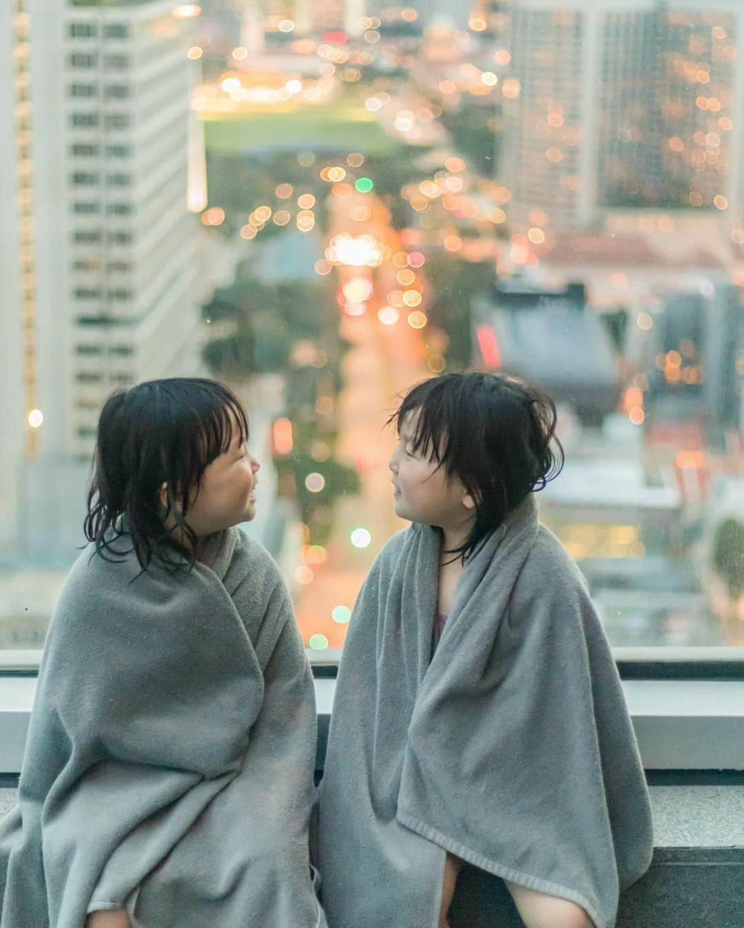 MOMOツインズさんのインスタグラム写真 - (MOMOツインズInstagram)「Holding on to one another always ❤️  A splashing good time at @andazsingapore #staycation」11月6日 0時24分 - leialauren