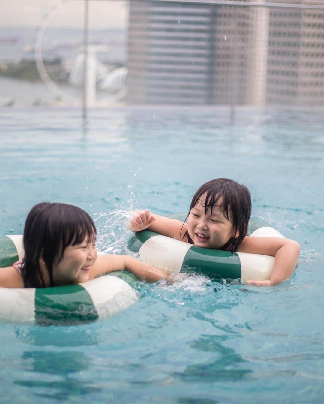 MOMOツインズさんのインスタグラム写真 - (MOMOツインズInstagram)「Holding on to one another always ❤️  A splashing good time at @andazsingapore #staycation」11月6日 0時24分 - leialauren