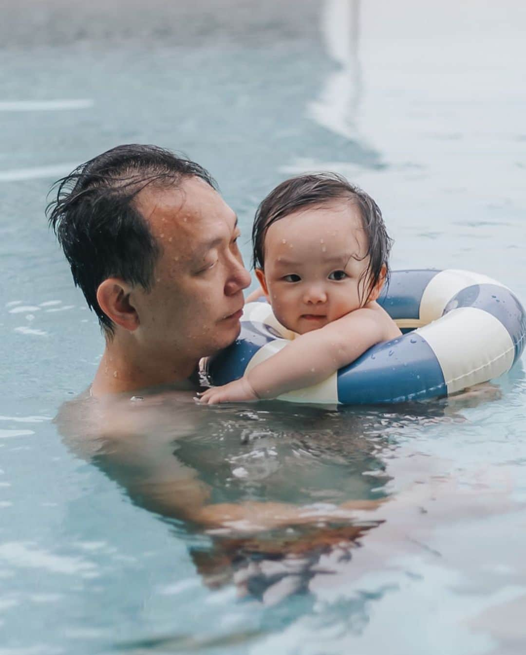 MOMOツインズさんのインスタグラム写真 - (MOMOツインズInstagram)「Holding on to one another always ❤️  A splashing good time at @andazsingapore #staycation」11月6日 0時24分 - leialauren