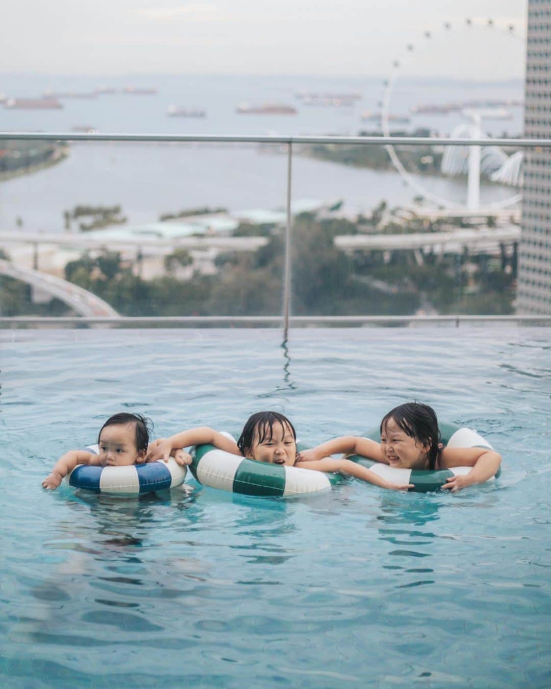 MOMOツインズのインスタグラム：「Holding on to one another always ❤️  A splashing good time at @andazsingapore #staycation」