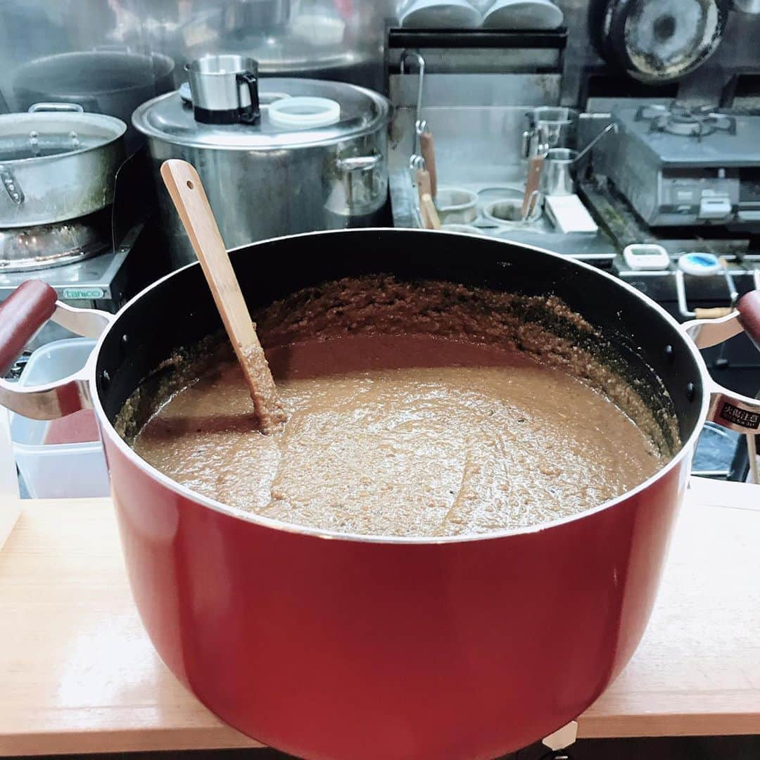 無化調ラーメン「ゆきふじ」さんのインスタグラム写真 - (無化調ラーメン「ゆきふじ」Instagram)「味噌だれ大量に仕込みました！ とは言っても1週間持つかどうか？  味噌ラーメンの専門店はこの量を毎日消費すると思うと、本当に尊敬します。  仕込んだ味噌がなくなり次第、一旦終了しますが、年明けまで継続します。  また違う味噌ラーメンを仕込むか？ カレーを作るか？ 別の限定ラーメンを作るか？  今のうちに出来ることに全力で向き合いますのでよろしくお願い致します🤲  #味噌ラーメン #味噌 #味噌らーめん #味噌 #鶏白湯 #濃厚 #濃厚ラーメン」11月6日 0時26分 - yukifuzi3785