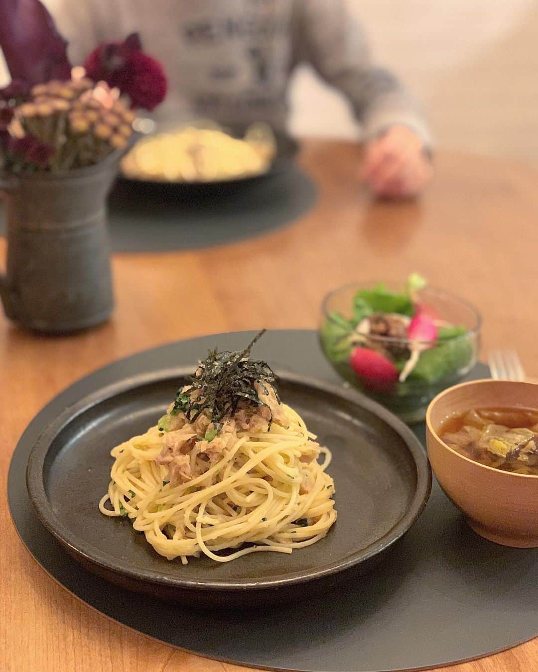 のインスタグラム：「息子に教わった、10分でできる給食パスタ‼️ ・ #ツナのおろしパスタ  ・ やることがなかなか終わらずに夕食どきになってしまい、息子に慌てて「何食べようか❓」と聞いたら、大好きな給食メニューのこちらが良いと。 ・ 息子に聞いた味と、給食の献立表に書かれた材料から想像して🙄作りましたが、これはあまりに簡単で、でも美味しくて、忙しい時使えるメニュー‼️👌✨ ・ 下にレシピを書いておきますね😉 ・ ツナ缶でなくても、豚肉や鶏肉などどんな食材でもきっと美味しくできるし、余りがちな大根の先も、子どもでも美味しく頂けます😋👍 ・ 10分でできるので、ぜひ作ってみてください♥️ ・ 柚子も黄色くなってきましたが、黄色い柚子で作ってもまた美味しい#柚子胡椒 。 今夜も地味にやってます🥣笑 ・ ・ ■ツナのおろしパスタ ▫︎ 〈材料〉2人分 ・スパゲッティ…140g ・ツナ缶(ノンオイル) …小2缶(缶汁込み140g) ・大根…250g ・酒、みりん…各大さじ1 ・しょうゆ…大さじ1 ・オリーブオイル…大さじ1 ▫︎ ・万能ねぎ(今日はゆでた小松菜1株)5本ほど ▫︎ ・刻みのり　少々 ▫︎ 〈作り方〉 ① 大根はすり下ろす。ツナ缶は缶汁をよく絞って捨てる。万能ねぎ(ゆでた小松菜)は細かい小口切りにする。 ▫︎ ② スパゲッティを袋の表示より1分短くゆでる。 ▫︎ ③ フライパンにオリーブオイルを入れて中火にかけ、①のツナを入れて水気が飛ぶまで炒める。 ▫︎ ④ 酒、みりんを加えてさっと炒め、しょうゆを半量加えて炒め合わせたら、大根おろしを加えて1分ほど煮て、残りのしょうゆを加える。 ▫︎ ⑤ ゆでたスパゲッティと万能ねぎを加えてよく和え、皿に盛り付けて刻みのりを散らす。 ・ ・ #給食レシピ #給食再現レシピ #大根おろし #おろしパスタ #粮理家 #ウェルネスフードスタイリスト #松見早枝子 #pescetarian pasta #cannedtuna and #gratedradish soy sauce pasta #wellnessfoodstylist #saekomatsumi」