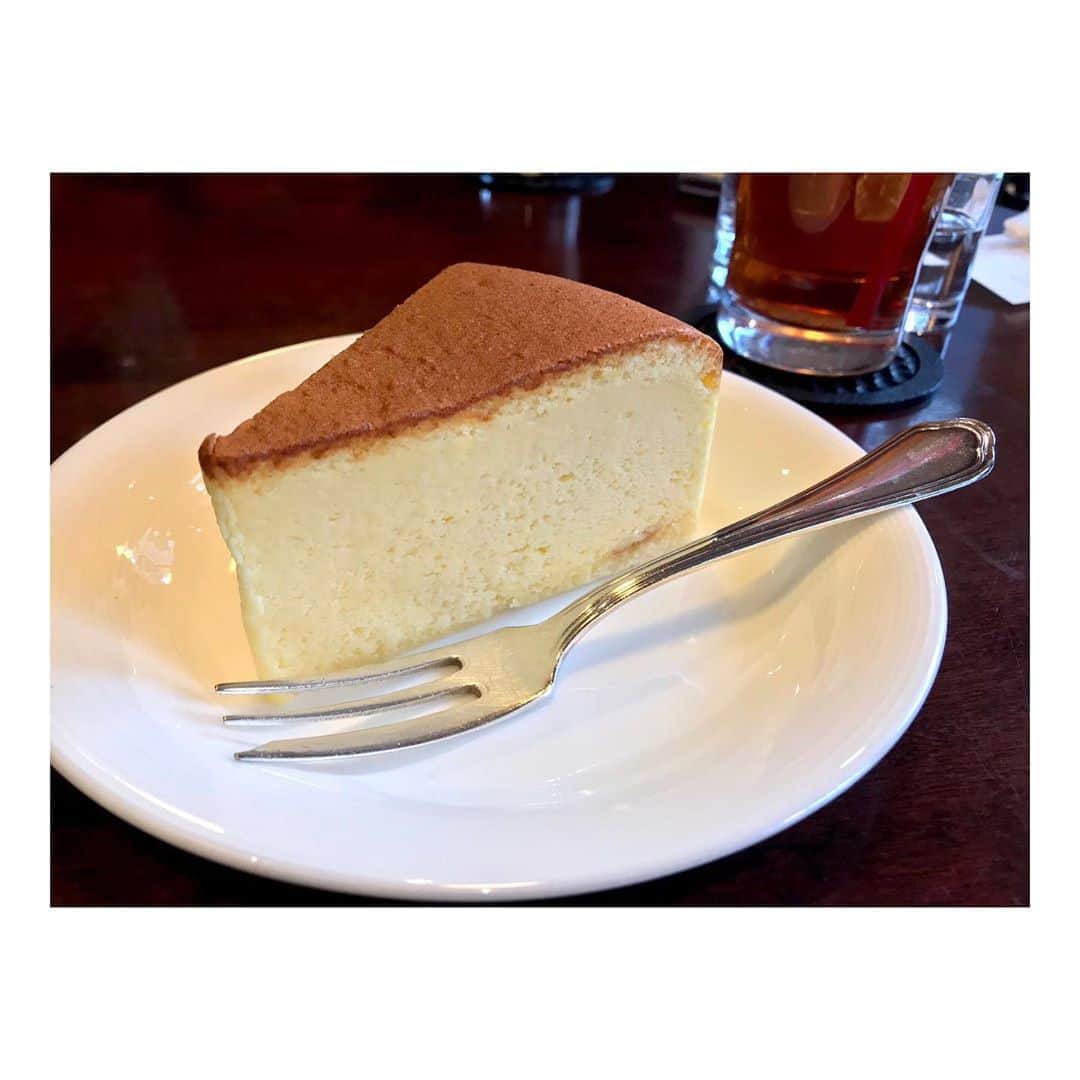 森脇加奈子のインスタグラム：「🧀  定期的にチーズケーキを摂取しないと生きていけない躰になってしまったようだ！  ベイクドチーズケーキは一番上の焼けてる部分が好きで、レアチーズケーキは一番背面のタルトの部分が好きです  そのものの大半を占めている部分よりもちょっとしかない部分の方が貴重な感じがして美味しさが増しませんか…？  チョコオールドファッションもチョコがかかってるところを最後に食べます」