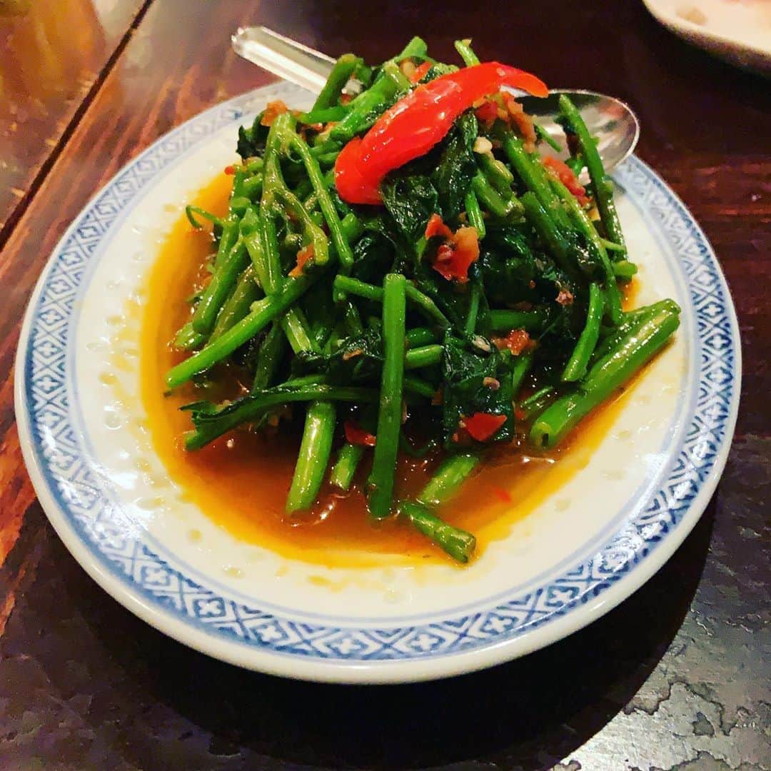 志摩有子さんのインスタグラム写真 - (志摩有子Instagram)「身体がエスニックを欲してマラッカバーへ。メニューの端から頼みたくなる。ほんと、何を食べても美味しい。イカの炒めものの汁を炒飯にかけたらたまらぬ美味しさ。大満足。  #マラッカバー #テイクアウトも好き」11月6日 0時34分 - ariko418