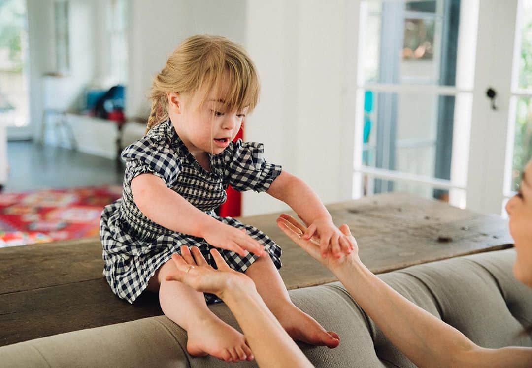 カテリーナ・スコーソンのインスタグラム：「This little one turned four yesterday. I could burst. So grateful for her journey into my life and for my journey into hers.❤️🎂 photo by @rebeccacoursey_photosandfilm」