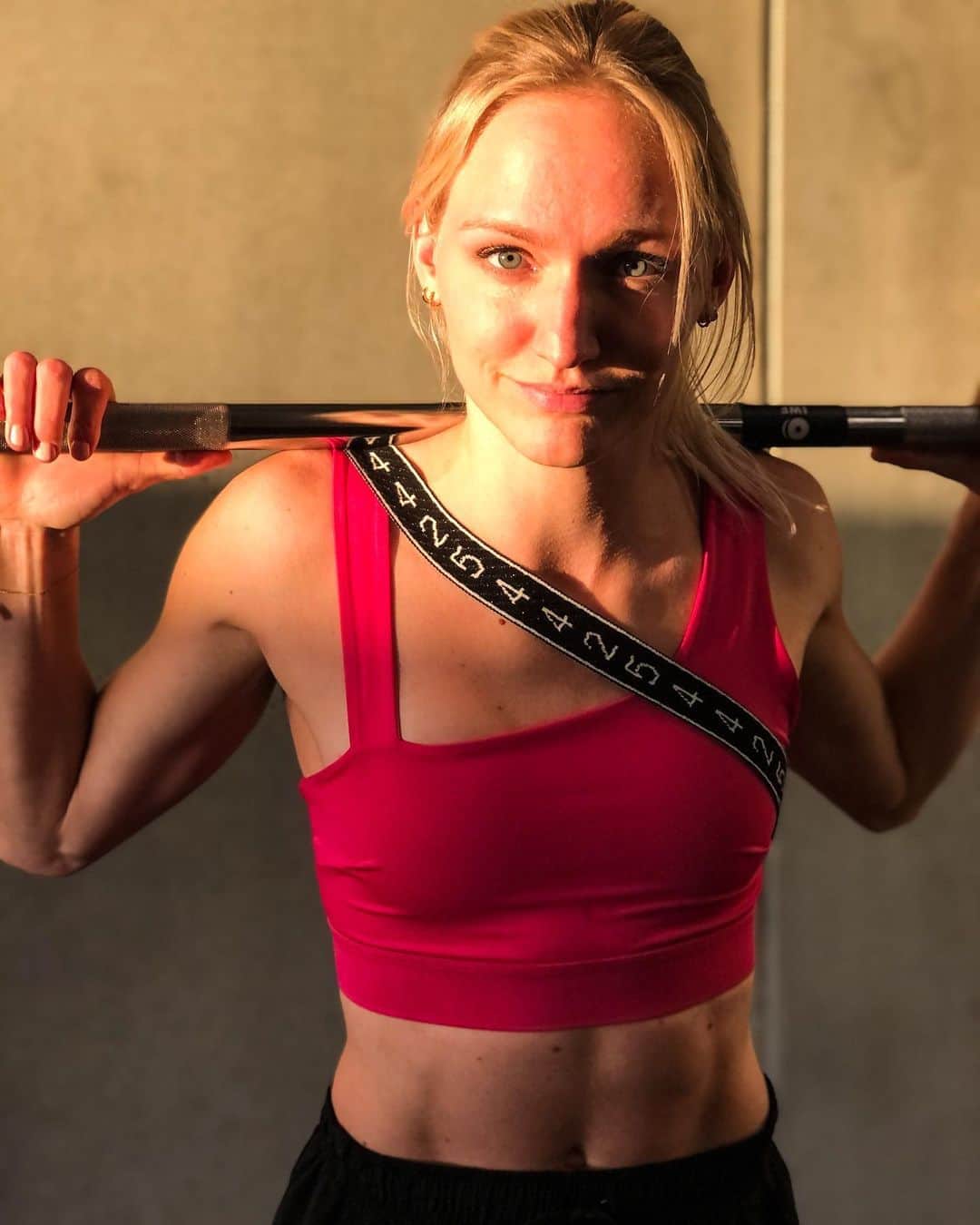 ハンネ・クレスのインスタグラム：「Hoe zalig was da zonneke vandaag?! ☀️  Gotta love these cold but sunny days! ☺️ Endurance in the morning, gym in the afternoon. Can’t stop me! 🙌🏼💪🏼🏃🏼‍♀️☀️🌗」