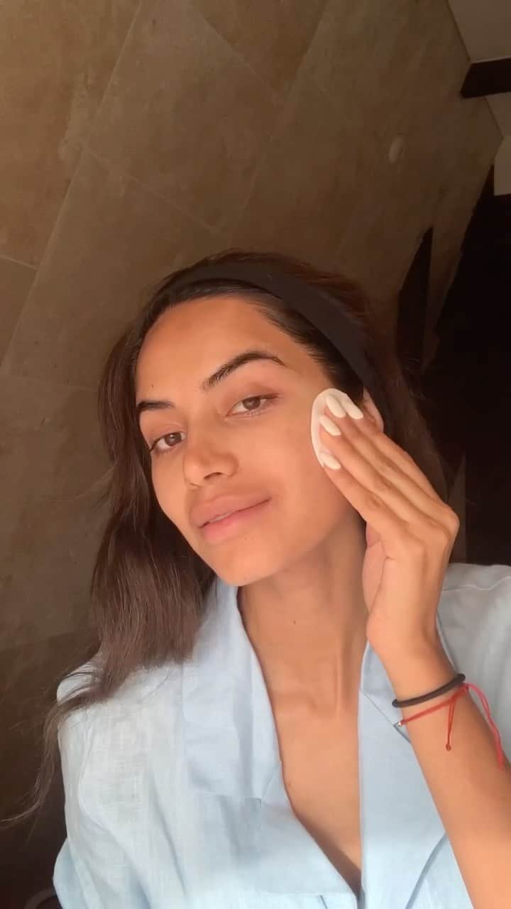 Diipa Büller-Khoslaのインスタグラム：「When I said I’m a skincare minimalist, I really meant it! In love with my @augustinusbader trio that makes my skin glow. Three simple steps that any routine shouldn’t miss: Cleanser, Toner & Moisturizer.   I first heard about Augustinus Bader last year as a cult favorite of some supermodels. I was so curious about it and tried it. I was instantly hooked. No other cleanser has ever made my skin look so instantly glowy. I am so proud to now work with the brand which has become a worldwide hype. All I want to say is: it TOTALLY lives up to the hype! Besides that, their philosophy of skin minimalism is true to my beliefs. #AugustinusBader #TheCreamThatWorks  #TheCleansingBalm」