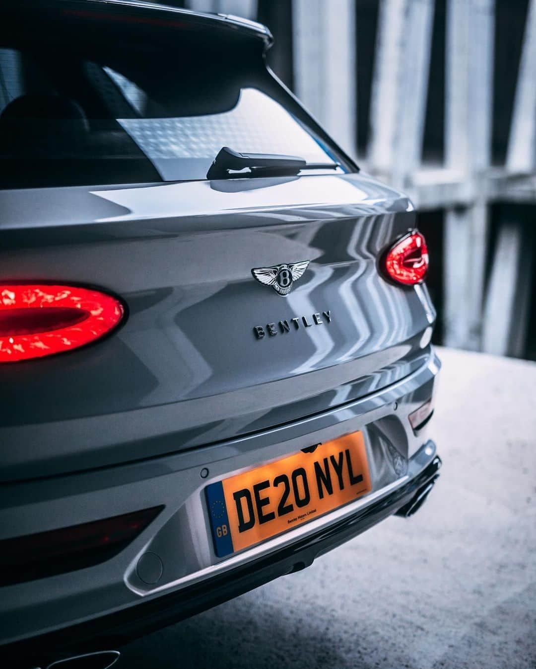 ベントレーさんのインスタグラム写真 - (ベントレーInstagram)「Destined to stand out. The #NewBentayga. _ Bentayga V8 WLTP drive cycle: combined fuel consumption: 21.2 mpg (13.3 l/100 km), combined CO₂: 302 g/km」11月6日 1時03分 - bentleymotors