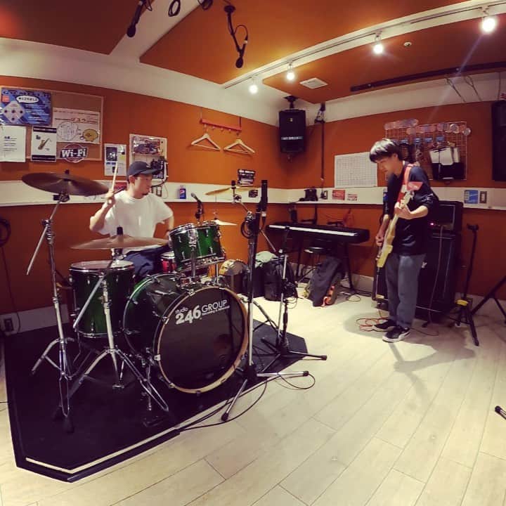 安床武士のインスタグラム：「Playing with @tankeke023 . My best hobby🤘 チョット打ち込み音とも合わせて。コントロールパッド欲しい！笑 コロナの前ぶりの親友とのスタジオ、やっぱり最高に楽しい！ 🎥 #gopromax . @goprojp  #drums #session #gopro #hobby #趣味 #聴いてきた音楽が同じ同士」