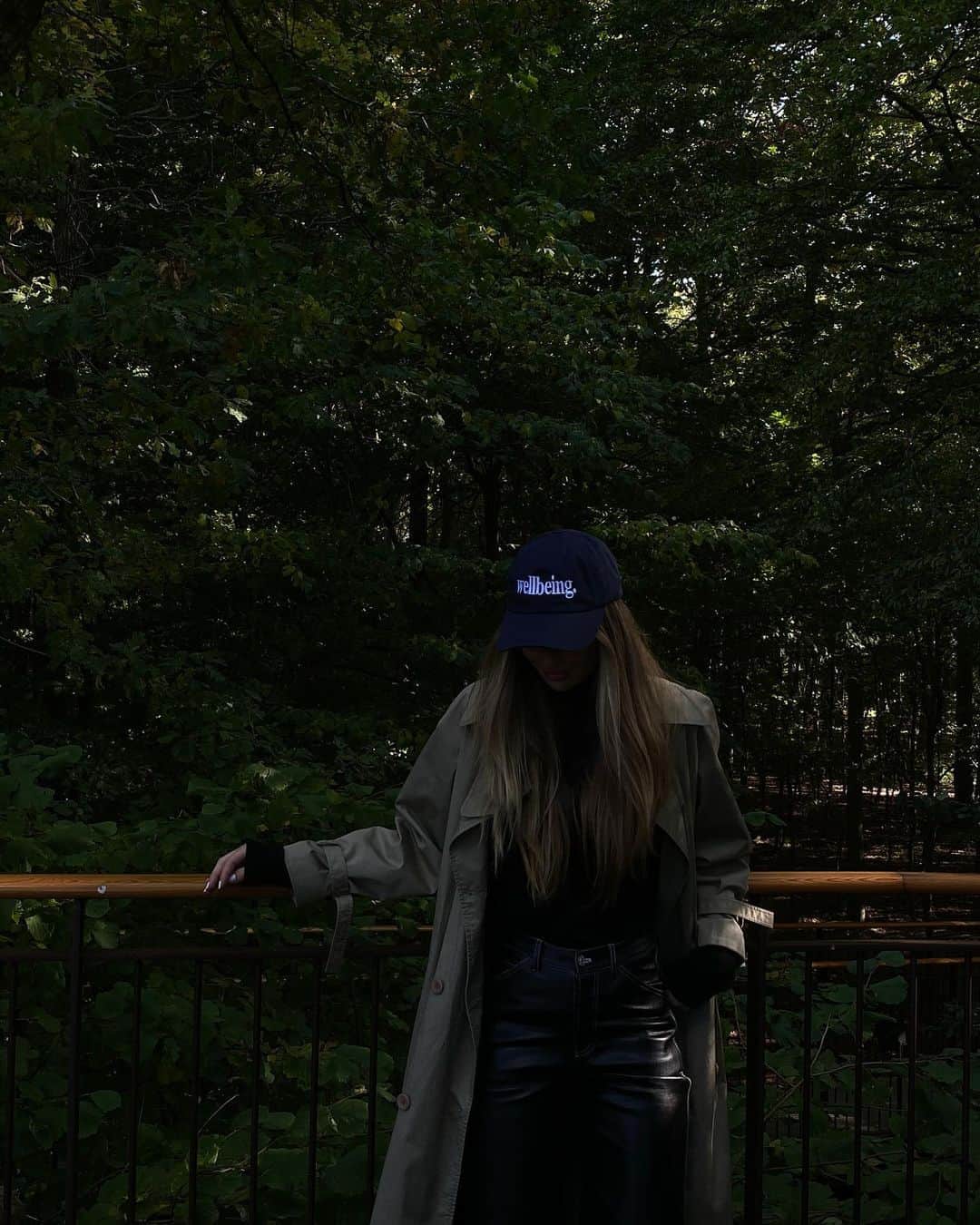 Mathilde Goehlerのインスタグラム：「🖤🌿🌳 the best place.. reklame/tags」