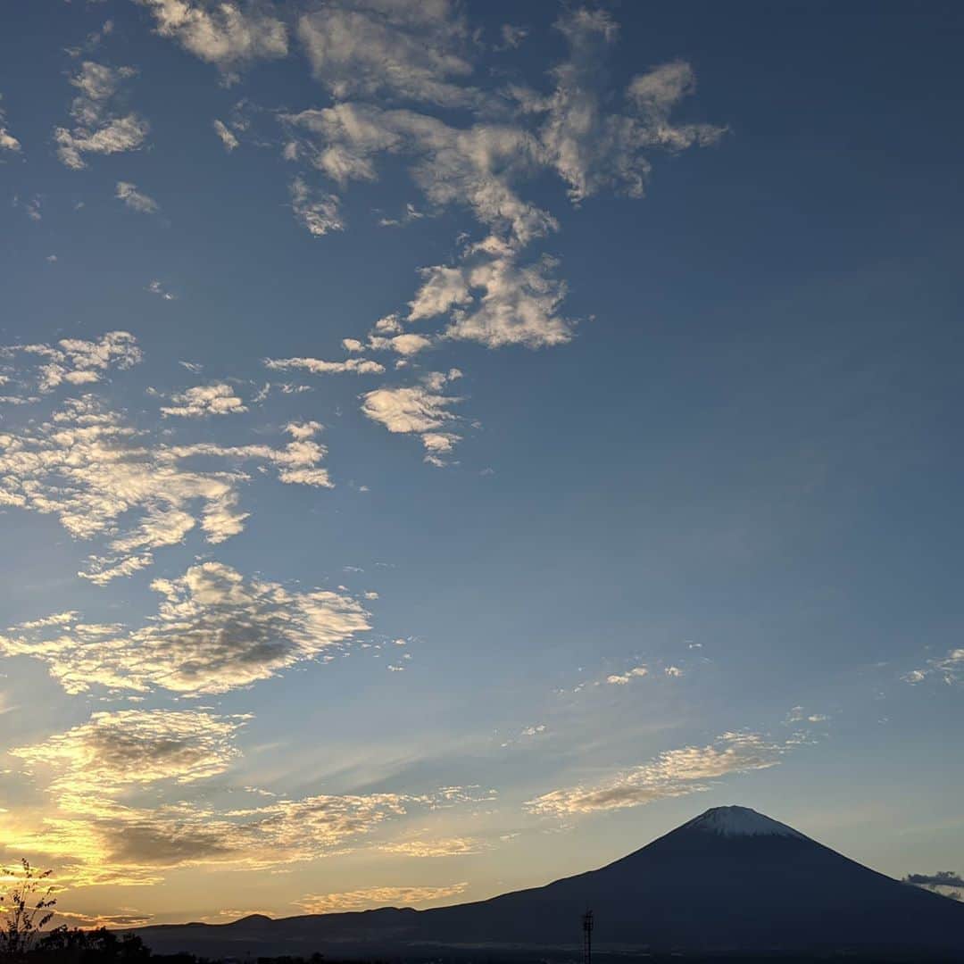 川江美奈子さんのインスタグラム写真 - (川江美奈子Instagram)「富士山を 水色と白って思ったことは ないんだよなァ、、 このあと夕陽に染まって 半分だけ薄紅色に変身したよ 有名な「ふじさん」の歌 最後の一行の頭、ドーーラファの部分に なんかぐっとくるんだよなァ  #mtfuji」11月6日 0時56分 - minakokawae