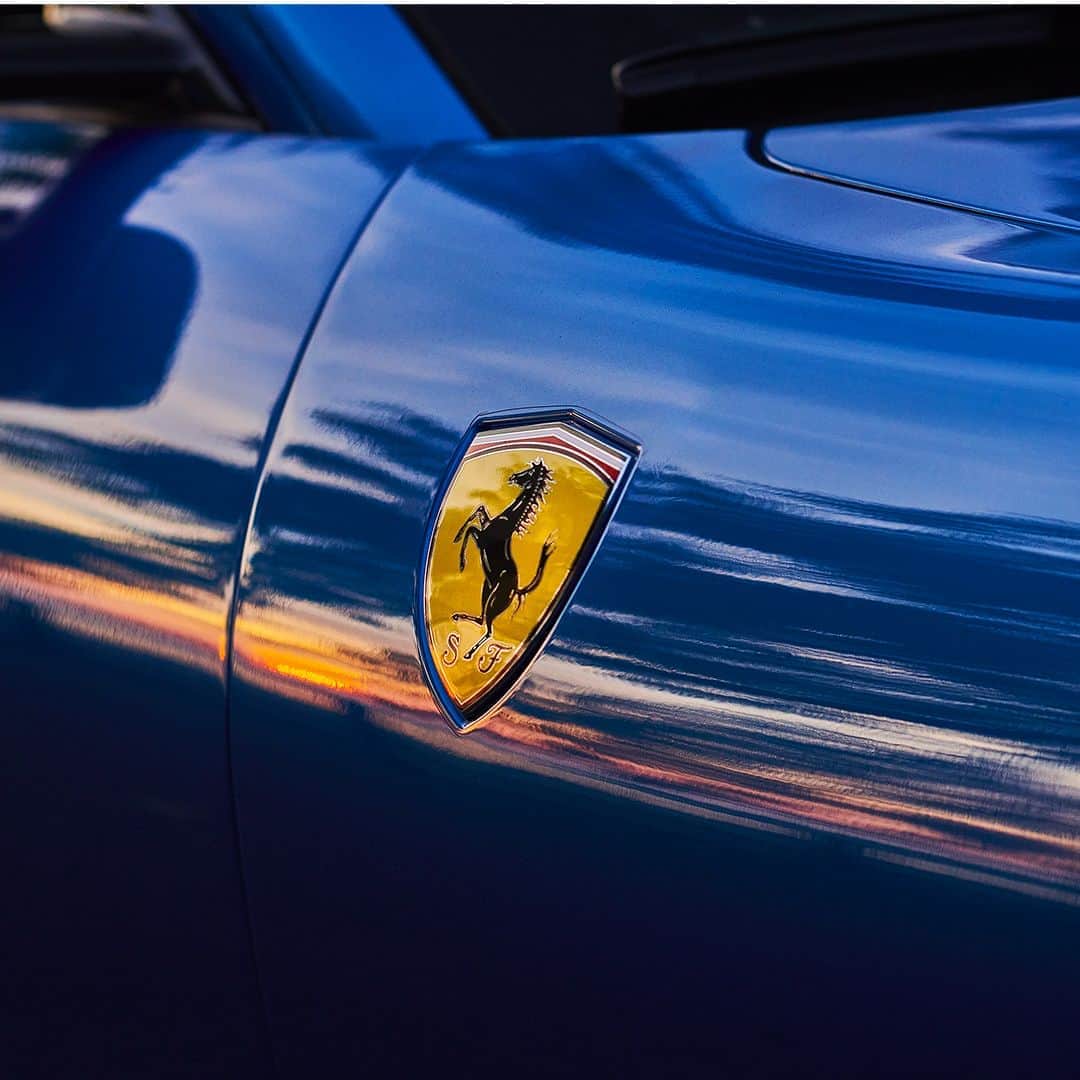 フェラーリさんのインスタグラム写真 - (フェラーリInstagram)「An unmissable appearance: the #FerrariRoma brings #LaNuovaDolceVita on an elegant adventure in #NewYorkCity. Pure performance is encapsulated in the model’s minimal forms, thanks to a turbo-charged V8 capable of reaching 620 cv at 7500 rpm. #Ferrari」11月6日 1時01分 - ferrari