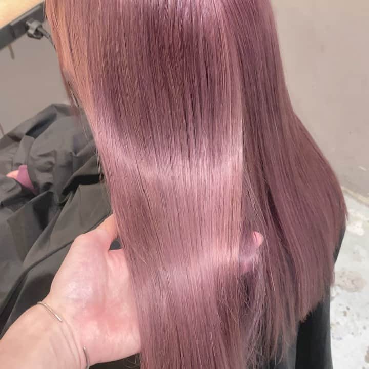 Beleza_official_instagramのインスタグラム：「ハイブリーチで作るエモピンク☺︎ . 一人ひとりに合ったカラーを提案します😊 . ブリーチはハイブリーチメニューがおすすめです✌︎ .  ブリーチは誰に任せるかで仕上がりが全く違います。 .  絶対に失敗したくない方は是非指名予約をおすすめします！！ . 僕だけのオリジナルレシピとマル秘テクニックで艶々サラサラハイトーンにします！！」