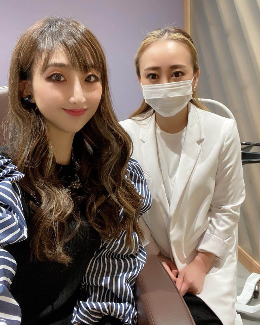 Erenaのインスタグラム：「❄️Snowble Whitening Dental Clinic ❄️ @snowble_whitening_dentalclinic  ﾎﾜｲﾄﾆﾝｸﾞ&ｸﾘｰﾆﾝｸﾞ専門ﾃﾞﾝﾀﾙｸﾘﾆｯｸ🦷🏥🦷 . お世話になっている "みーこ先生" 👩🏼‍⚕️✨ @snowble_mieeco この前2回目のホワイトニングに行ってきたよ☁️🛩☁️ 本当いつもﾋﾟｯｶﾋﾟｶにしてくれてありがとうございます♡ マスクを外したら真っ白な歯だと嬉しくなるよね〜😆 . ⇨⇨⇨つづく . ♥️♥️♥️♥️♥️ 私のフォロワーさん達は12月末まで初回施術50%OFFになるのでこの機会にぜひ💌😘 ♥️♥️♥️♥️♥️ . 🦷II▶︎http://www.snowble.jp/🦷 . . #whiteningdentalclinic#whitening#dental#clinic#dentalclinic#dentist#doctor#ホワイトニング#クリニック#デンタルクリニック#osaka#snowble#南森町#歯科#歯科医院#オシャレクリニック#オシャレcafeみたい#アンチエイジング#審美#オフィスホワイトニング#ホームホワイトニング#デュアルホワイトニング#トーンUP#ラシャスリップ愛用中#歯が命#白い歯#好印象#歯がキレイな人が好き」