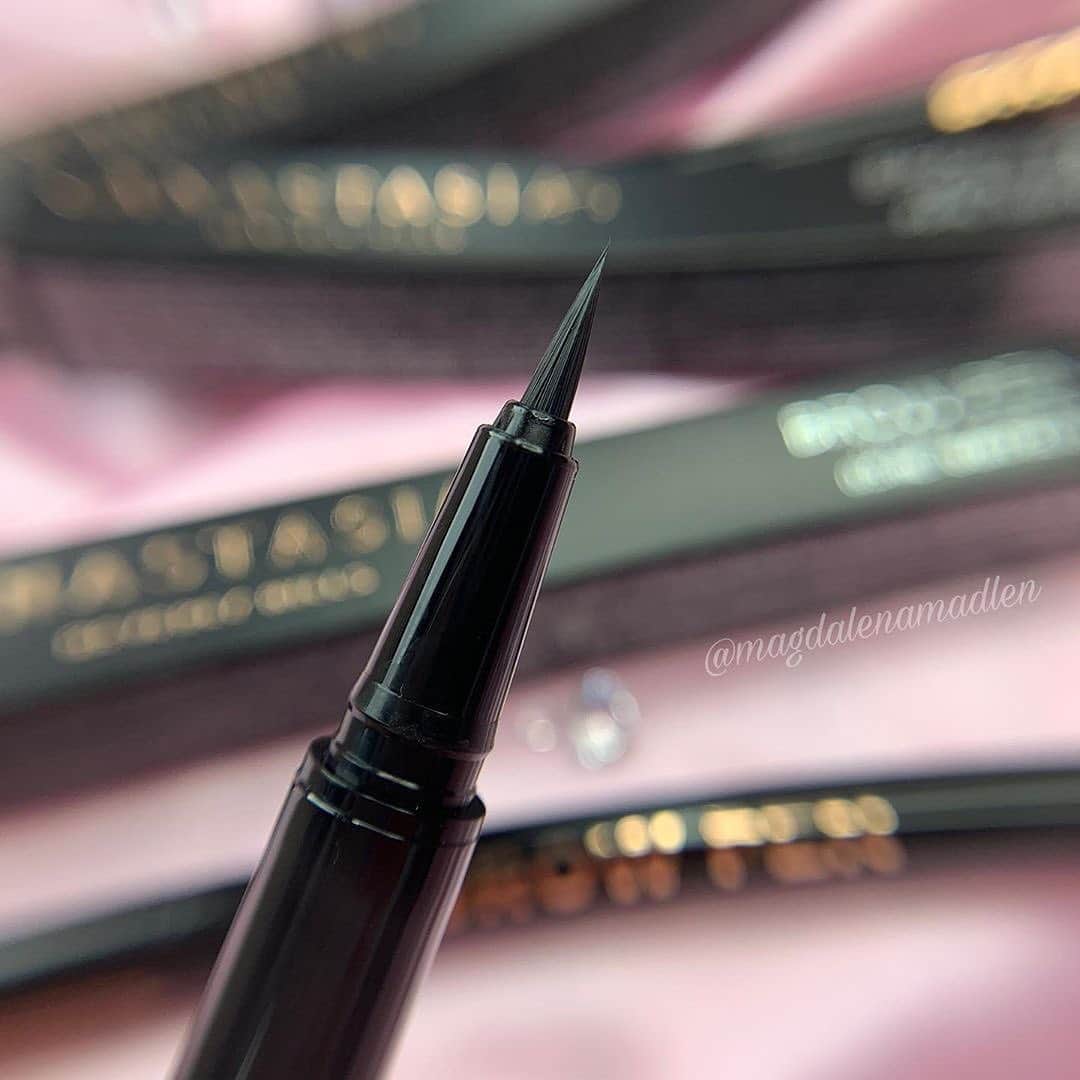 Anastasia Beverly Hillsさんのインスタグラム写真 - (Anastasia Beverly HillsInstagram)「Create the perfect brow using our fine point micro-stroking Brow Pen #browpen⁣ ⁣ @magdalenamadlen ❣️⁣ ⁣ Find your shade by using Try It On feature in IG Shop」11月6日 1時17分 - anastasiabeverlyhills