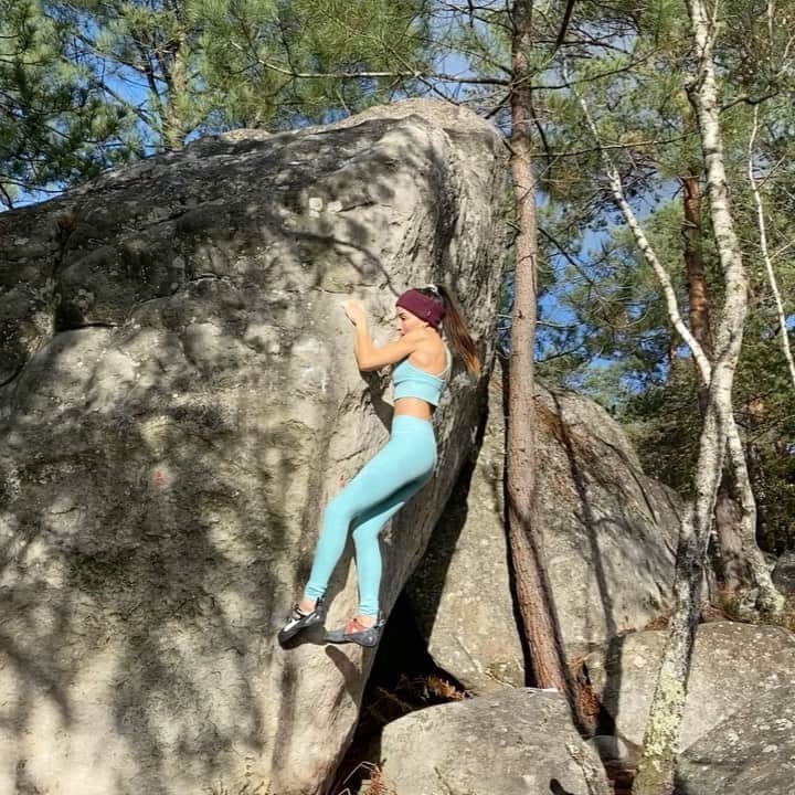 キャロライン・シノのインスタグラム：「Ah ces circuits rouges❤️  Je teste les nouveaux Dragos un pied à la fois😅 @scarpaspa  @girlsinbleau @crimpoilofficial」