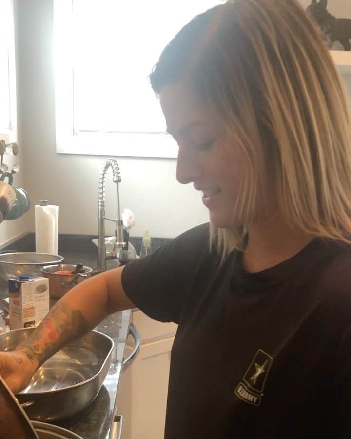 キャサディー・ポープのインスタグラム：「Peep those turkey buttering skills 😂 Anyway, I had such a blast during the Halloween Virtual M&G that I decided to do a Thanksgiving one as well! This year has made it hard to travel to see family and friends which has been tough. But the silver lining has been getting to connect with you guys through these meet and greets, so why not have our own Thanksgiving celebration to get ready for the holidays and remind ourselves to be thankful for what we do have?! Your ticket purchase includes a merch bundle and a brand new pumpkin spice candle that I'm IN LOVE with. Check it out on my website or through the link in my story and I'll see you on Nov. 19!」