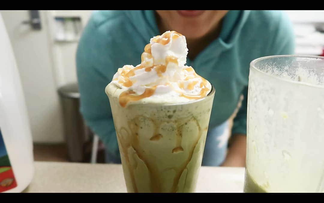 アマルのインスタグラム：「新しいビログ、長いので、おやつと飲み物用意してね😁 これは抹茶キャラメル フラペチーノ🥰動画で作ったのよかったら見てね〜💋」