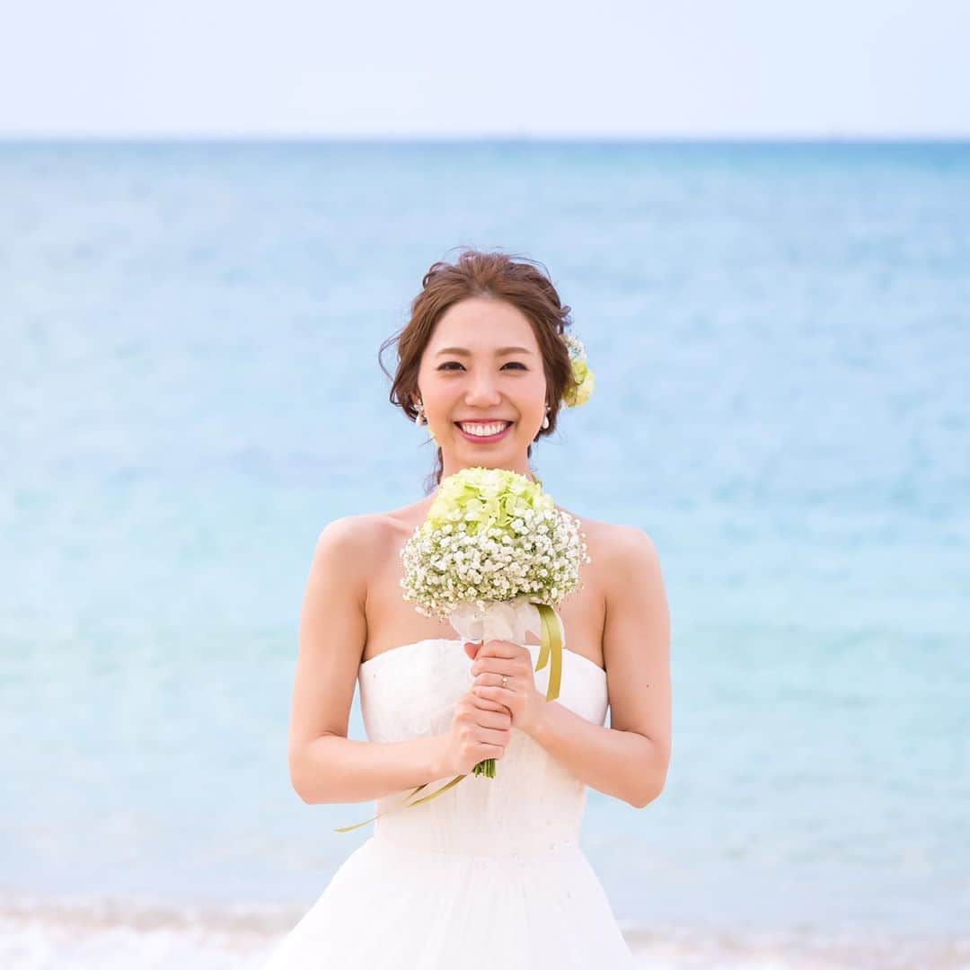 H.I.S. ウェディング（エイチ・アイ・エス）さんのインスタグラム写真 - (H.I.S. ウェディング（エイチ・アイ・エス）Instagram)「≪🌷本日の花嫁🌷≫ . 挙式を終えられた新郎新婦さまの加工なしのリアルなお写真です🥰  式場選びのご参考にされてみてくださいね🕊 . . . 📍Wedding at  #沖縄　#白の教会 . . 白の教会は、チャペルからすぐのところに海があって、ビーチ撮影も楽しめます❣️ . . ▷◁────────────────────▷◁  アンケートにご協力くださいました新郎新婦様、 誠にありがとうございました🙌🌟  ▷◁────────────────────▷◁ . 📯2021年お得な商品を発売中📯  人気のハワイ、沖縄を中心にいち早く来年の ご予約を承っています💒  詳しくは、TOPのプロフィールよりホームページをご覧ください🖥 . . ‥‥‥‥‥‥‥‥‥‥‥‥‥‥‥‥‥‥‥‥‥‥‥‥‥‥‥‥‥‥‥‥ . ▶︎ハッシュタグのあとに「チャペル名his」 で検索してみてね！ HISの先輩花嫁のお写真が見られるよ🕊 . . ▶︎みなさんのご質問にお答えします♡ 『海外挙式ってどんな感じ？』 『予算は？』 『準備期間は？』 『まずどうしたらいいの？』 など、疑問や質問があればコメント欄に入れてね😉❣️ お答えしていくよ♪ . ▶︎HISで挙式をされた花嫁さんは　#his卒花  とハッシュタグを入れてね！ こちらで紹介してもいいよ、という方はDMお待ちしてます♪ . ──────────────────── #hisウェディング #沖縄ウェディング  #リゾート婚 #リゾート挙式 #海外ウェディング #結婚式準備 #プレプレ花嫁 #幸せバトン #日本中のプレ花嫁さんと繋がりたい #ゼクシィ2020  #タビ嫁 #tabijyo_wedding #2021春婚 #2021秋婚 #プロポーズ #理想の結婚式  #his花嫁 #海外挙式準備 #サマーウェディング #ハワイ好きな人とつながりたい #式場探し中 #海外ウェディングフォト #リゾートウェディング #リゾ婚 #白の教会his #沖縄挙式」11月6日 10時54分 - his_wedding