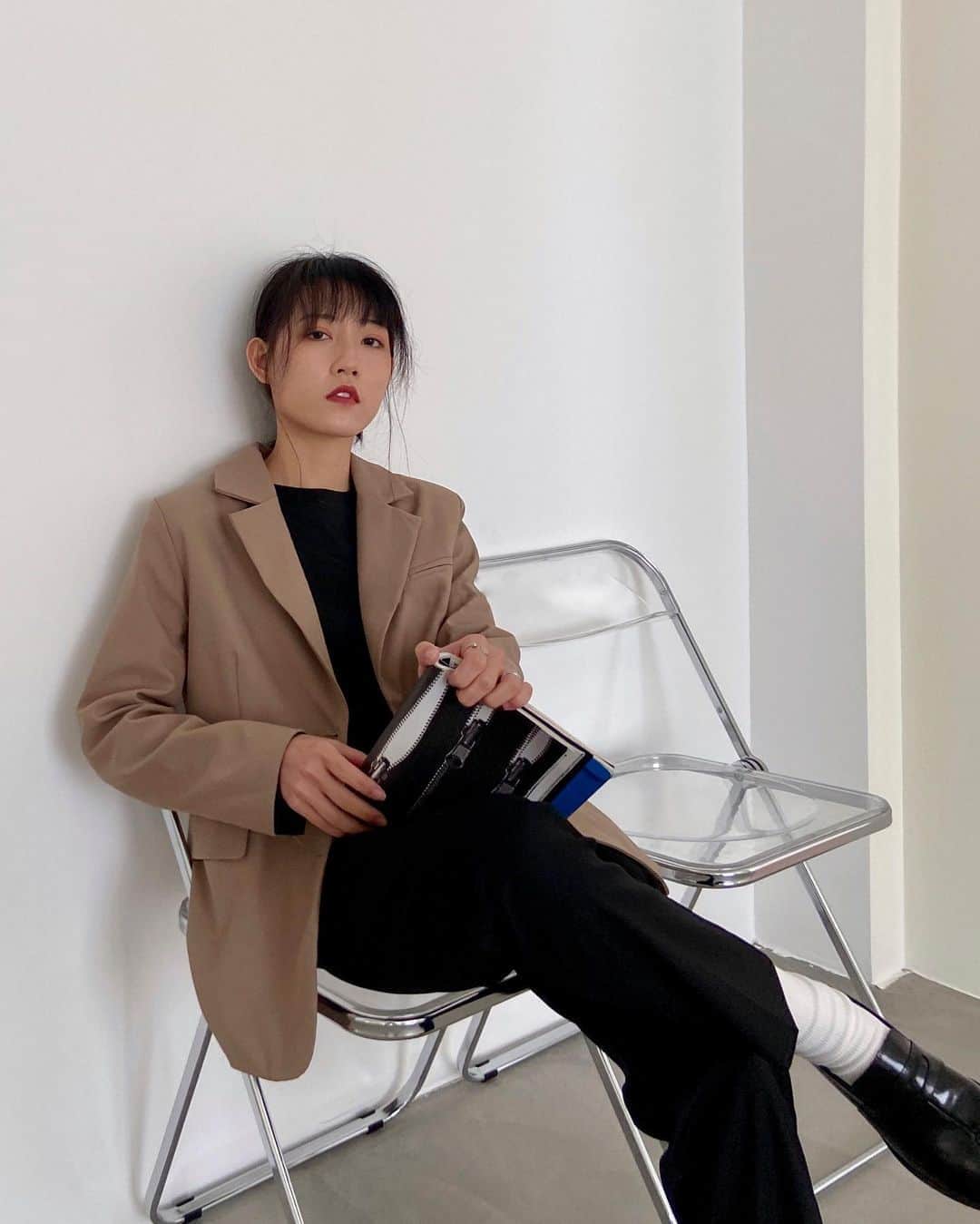 maison de LATIRのインスタグラム：「きちんと感とリラックスムードを持ち合わせた最旬ジャケット。 ラフに羽織るだけで大人のこなれ感を演出してくれます。 ヒップが隠れる丈感が着回し抜群の一着◎ デニムパンツなど、あえてカジュアルなボトムに合わせることで、今年らしいスタイルに仕上がります。 もちろん通勤などにも大活躍間違いなしです。     ↓ご購入はこちらから↓ @maison_de_latir #maison_de_latir #メゾンドラティール #https://shop-list.com/women/brand/maison-de-latir/」
