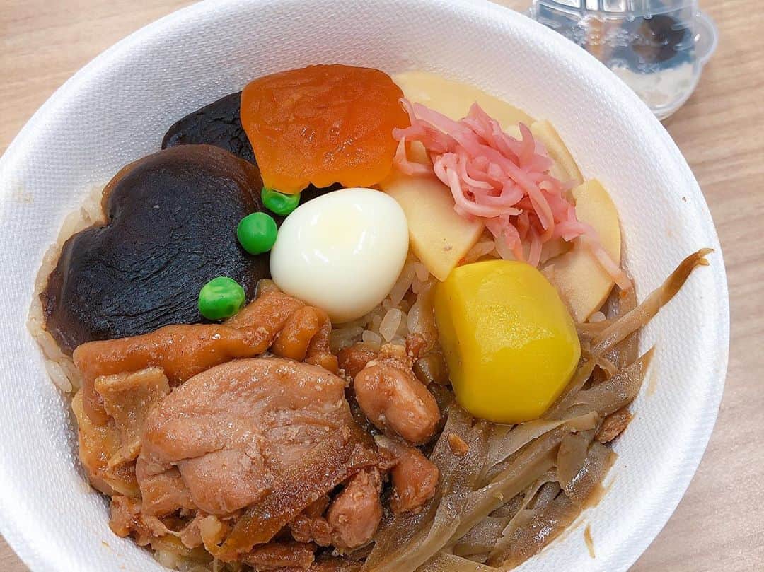 色紙千尋さんのインスタグラム写真 - (色紙千尋Instagram)「好きな駅弁 お弁当ってありますか〜？☺️🍱 結果分析の収録で何度かいただいてすっかりお気に入りのこの峠の釜めし❣️ まず蓋を開けてワクワクする色とりどりの具材たち！食材ひとつひとつが丁寧に味付けされていてバランスが絶妙なんです！醤油風味の炊き込みご飯が進む進む…！冷めてもおいしいなんだかホッと安心するお弁当です✨ ちなみに杏子は、直也さんと私は一番最後に食べる派で、大川さんは一番最初派だそう。笑 都内街中ではGINZA SIXに売っているみたいなので今度買いに行こう〜😋 #JCが楽しみすぎる #あー楽しみすぎる #グリーンチャンネル #先週の結果分析 #競馬 #駅弁 #峠の釜めし #釜めし 衣装👗 #smeralda_official_ @smeralda_official_」11月6日 11時05分 - shikishi_chihiro