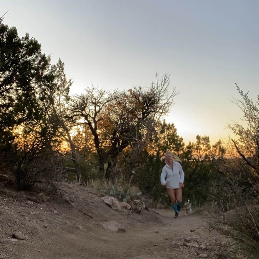 ホリー・ホルムさんのインスタグラム写真 - (ホリー・ホルムInstagram)「Adventures with a river. Sunset was bright tonight. #505 ❤️」11月6日 10時57分 - hollyholm