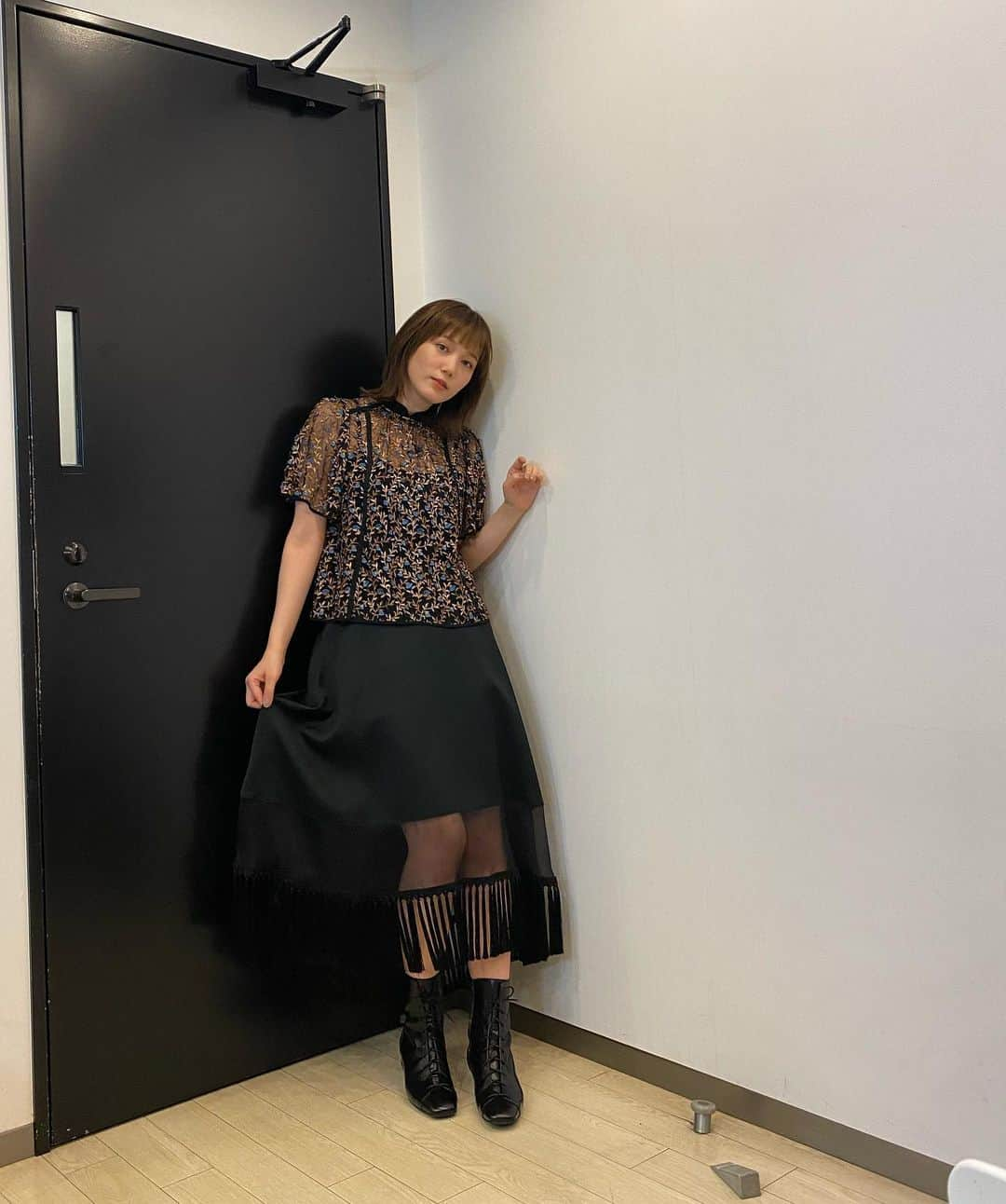 本田翼さんのインスタグラム写真 - (本田翼Instagram)「👗 ﾗﾌﾞｺｻｧｰﾝの衣装達🎈 1枚目は 👗@venit_official @harumi_showroom  アクセ、ブーツは @gvgv_official   2枚目はほぼ @31philliplim でイヤカフが @e.m.portrait   3枚目ブラウス、スカート @lokitho_tokyo  イヤカフ @knowhowjewelry   4枚目ブラウス、カットソー、スカート @lemaire_official  イヤカフ、ネックレス @charlottechesnaisjewelry   5枚目ドレスが  @off____white  ネックレス @riefejewellery_official  靴　@tomorrowland_womens です！ #盛りだくさんでした☺️」11月6日 10時59分 - tsubasa_0627official