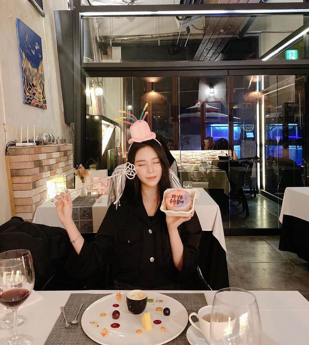 エルキーのインスタグラム：「좀 늦었지만 축하해주신 모든분들!!!!정말 너무너무 감사해요!!!덕분에 너무 행복하게 보냈어요!!❣️🥳🥳」