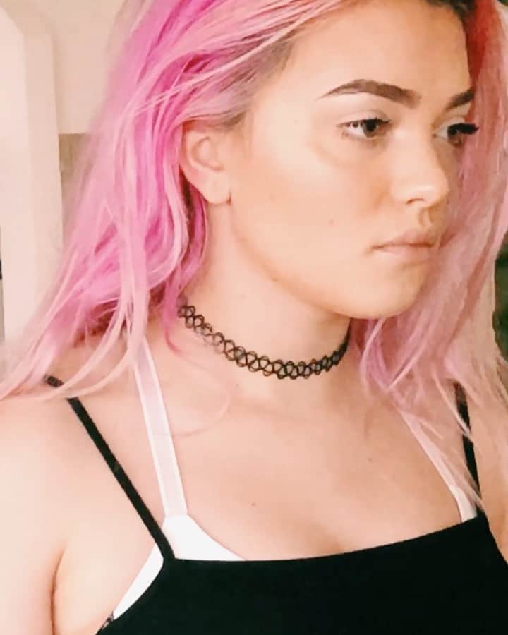 HEY VIOLETのインスタグラム：「🤫👀🤫」
