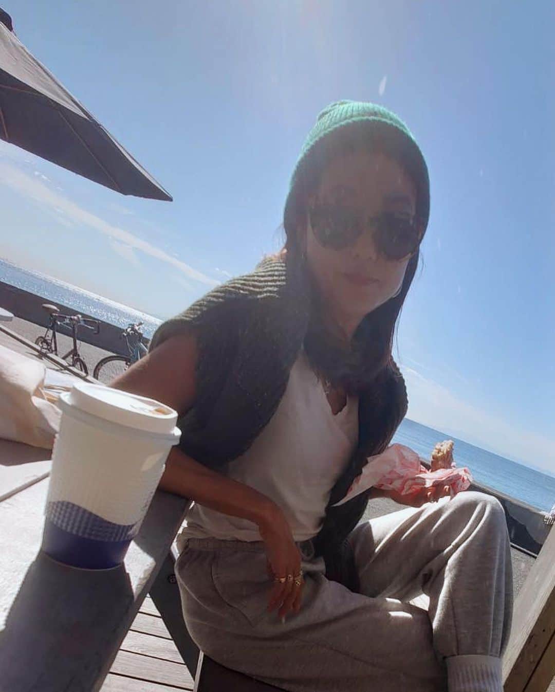 堀舞紀さんのインスタグラム写真 - (堀舞紀Instagram)「🌞 . . . あったかくて、 いや、 暑くて 暑くて 肩にニットかけてる のすら 辛かった😂 .  . . 昨日の #morningcoffee  @pacificdrivein  . . . 隣の人は ロンTでびちょびちょ になって汗ばんでました… . . 海沿いのモーニング🥪🥤 なんて 住んでるわりに かなり珍しーんだよね😂 . . 実際そんなもんだ。 あーーー、 引越しの準備する気おきない 🤪🤪ぜ . . . #海沿いcafe #morningcoffee #というか #muffin ねらい。 さて、 何味にしたでしょーーーか🤓？！ #ニット帽気に入ってる #気にいると毎日コレばっか」11月6日 11時10分 - mainohori