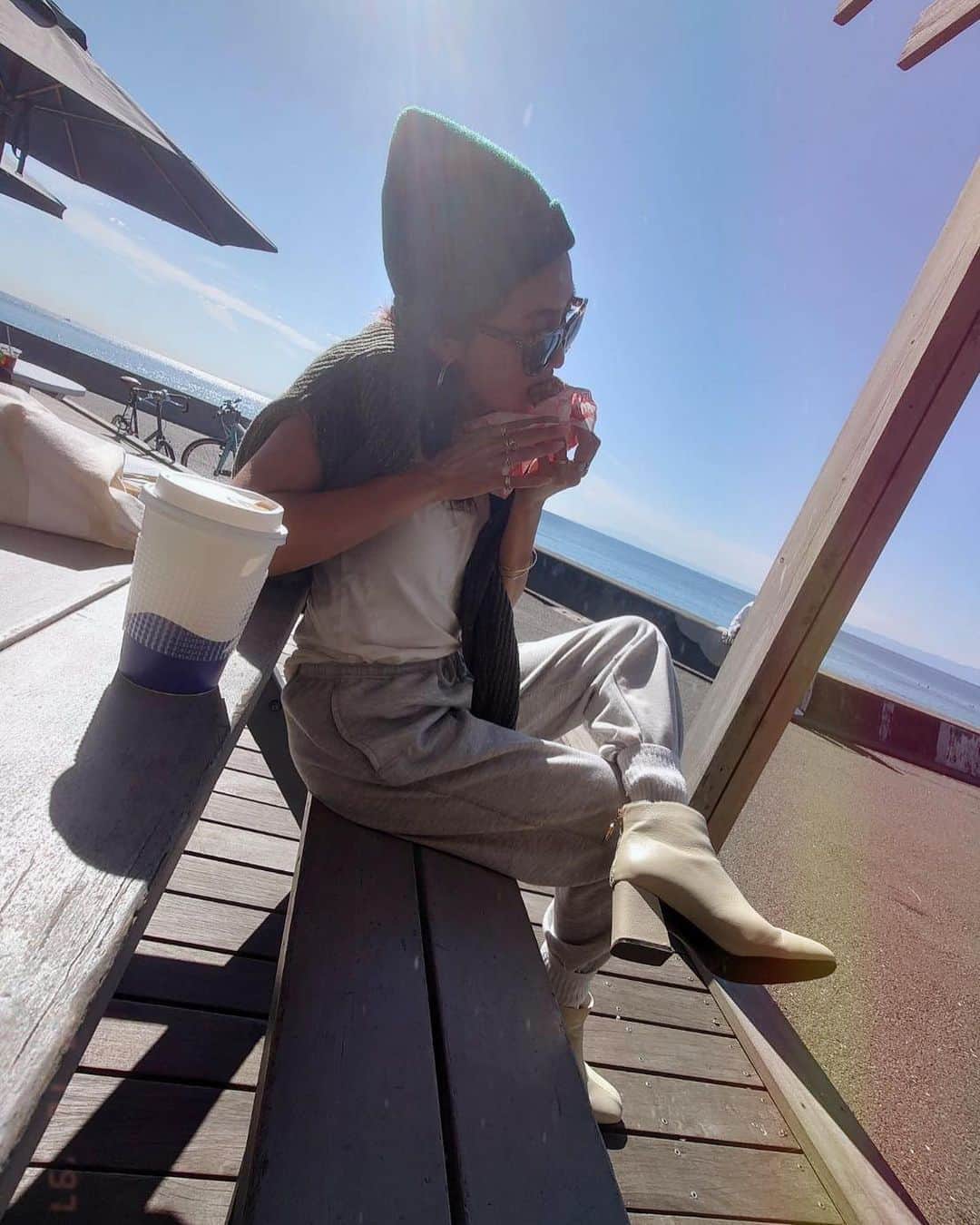 堀舞紀のインスタグラム：「🌞 . . . あったかくて、 いや、 暑くて 暑くて 肩にニットかけてる のすら 辛かった😂 .  . . 昨日の #morningcoffee  @pacificdrivein  . . . 隣の人は ロンTでびちょびちょ になって汗ばんでました… . . 海沿いのモーニング🥪🥤 なんて 住んでるわりに かなり珍しーんだよね😂 . . 実際そんなもんだ。 あーーー、 引越しの準備する気おきない 🤪🤪ぜ . . . #海沿いcafe #morningcoffee #というか #muffin ねらい。 さて、 何味にしたでしょーーーか🤓？！ #ニット帽気に入ってる #気にいると毎日コレばっか」